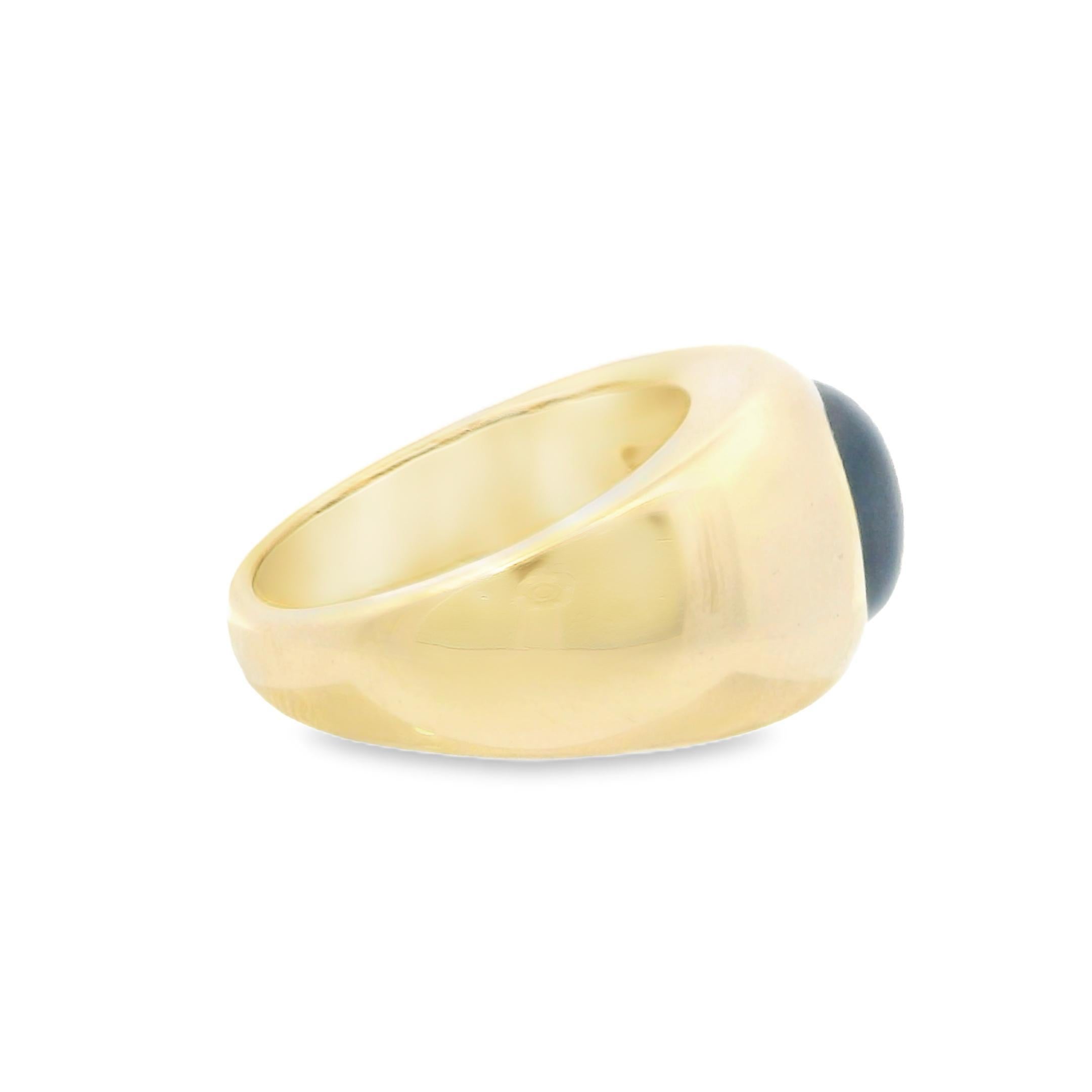 Comme si le ciel avait été coulé en or.

Cette bague Van Cleef & Arpels des années 1970 est centrée sur un saphir birman richement bombé - certifié sans chaleur - dont la surface du cabochon brille d'une luminosité calme et d'encre. Sertie dans une