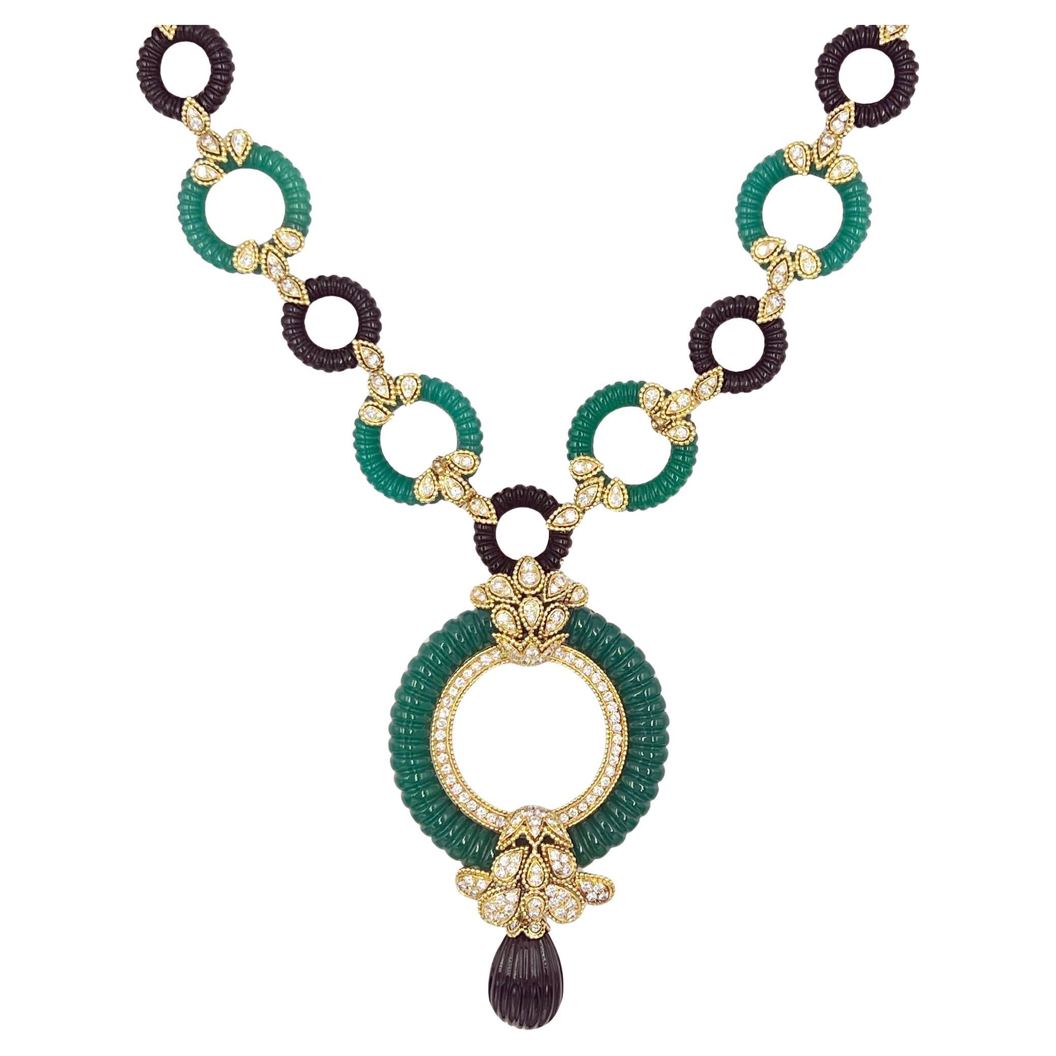 Collana/bracciale sautoir anni '70 di Van Cleef & Arpels in oro giallo 18 carati, crisoprasio verde, onice nera e diamanti, che si trasforma in una lunga collana fino a tre bracciali e un ciondolo, oppure in una collana più corta con un solo