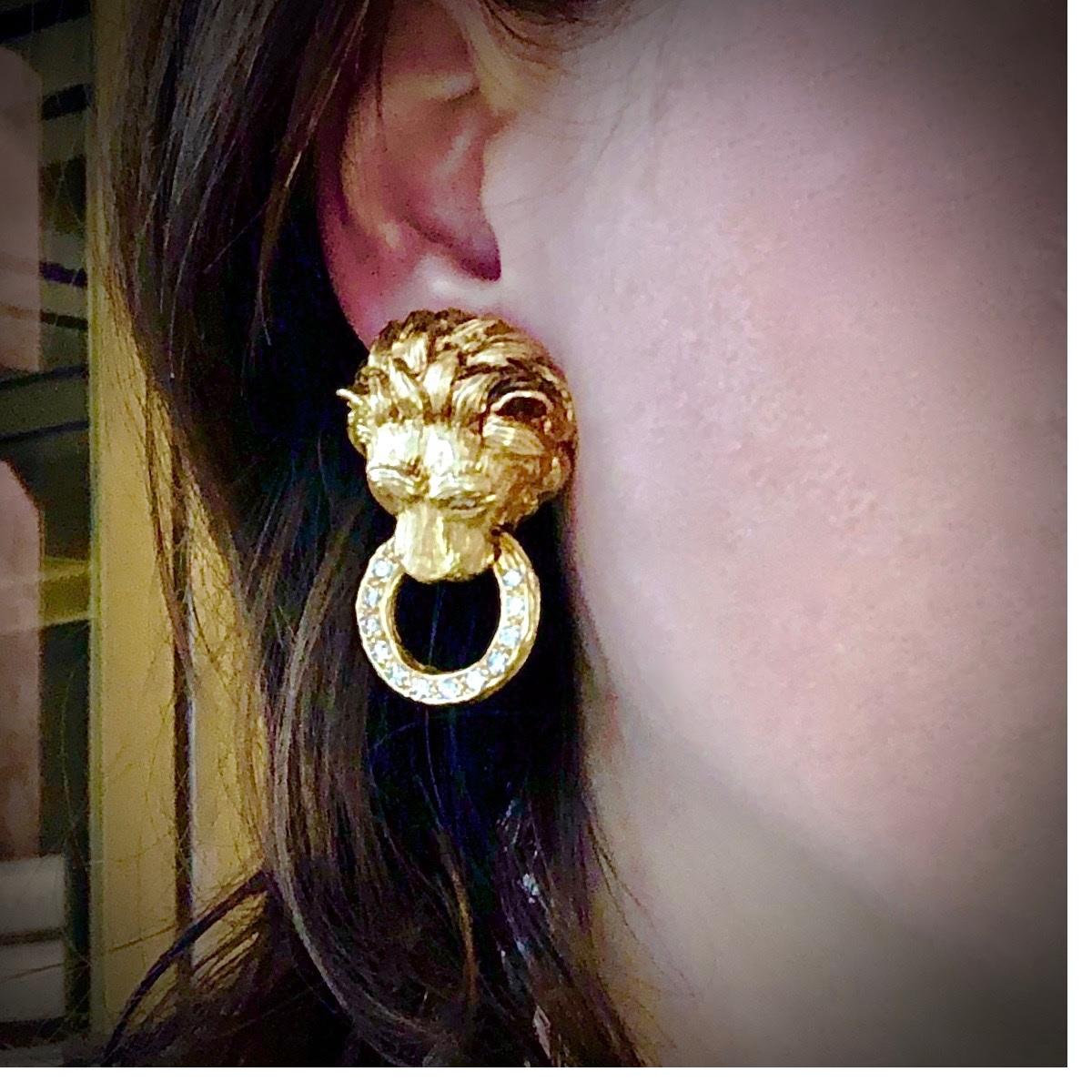 Van Cleef & Arpels 1970s Diamond and Gold Lion Head Door Knocker Earrings In Excellent Condition In New York, NY