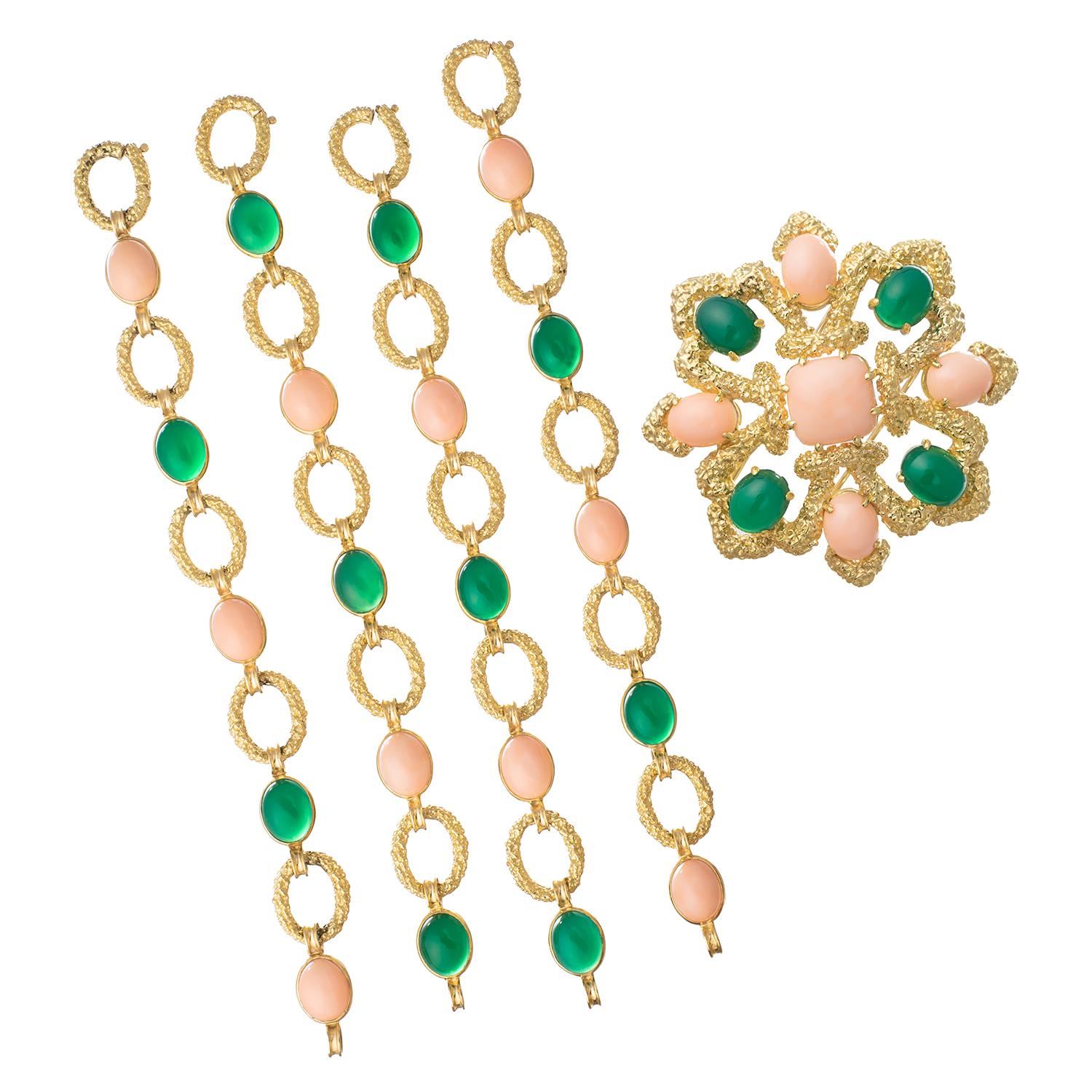 Cabochon Van Cleef & Arpels 1970s Gold Coral Chrysoprase Delphe Pendant Necklace