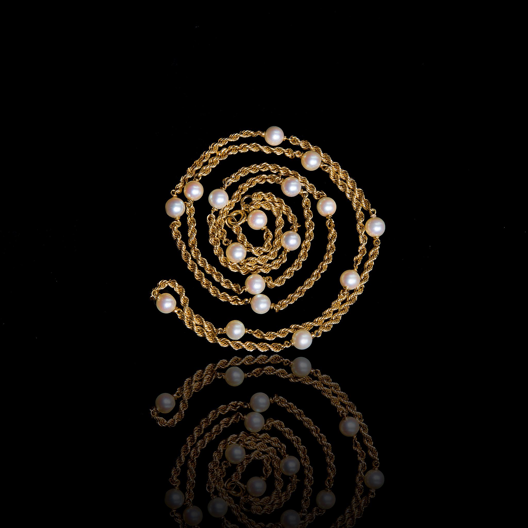 Van Cleef & Arpels 1970s Neclace in 18 carats gold and 17 white pearls from Japan.

-Lenght: 80cm.
-Signed :V-C-A.
-Numberded: B 40 44 P 66.
