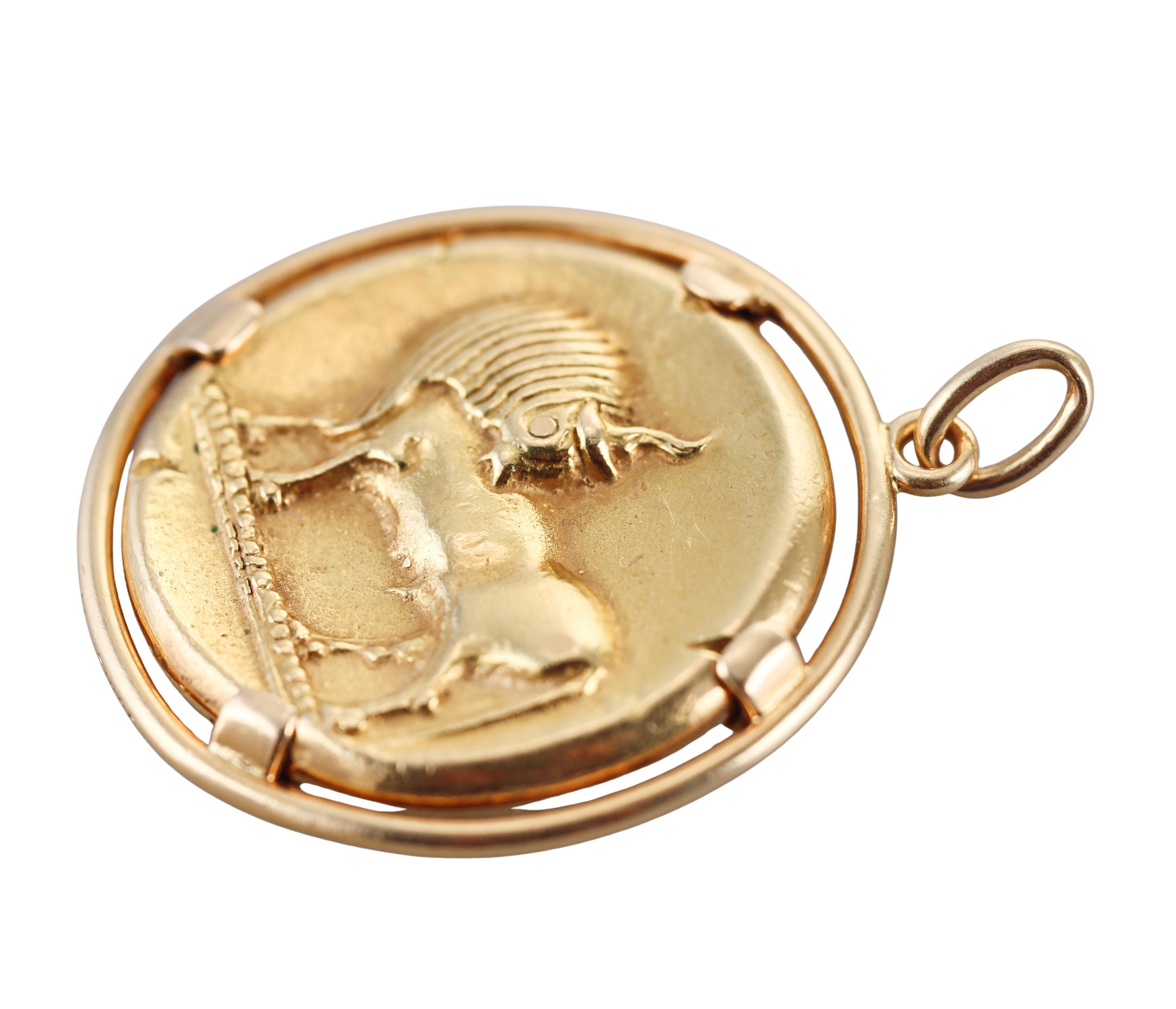 Van Cleef & Arpels 1970s Taurus Zodiac Sign Gold Medallion Pendant In Excellent Condition For Sale In New York, NY