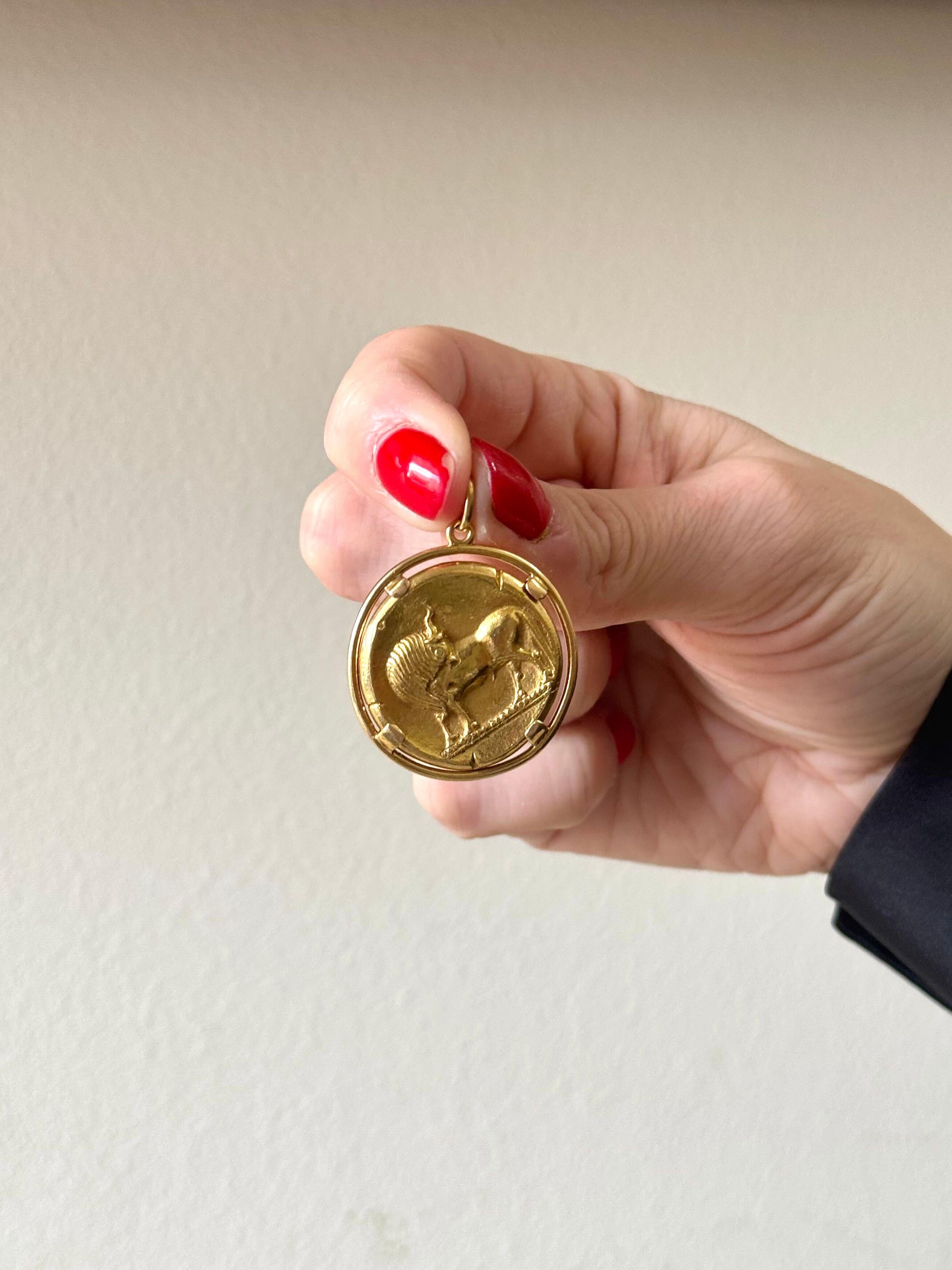 Van Cleef & Arpels 1970s Taurus Zodiac Sign Gold Medallion Pendant For Sale 2