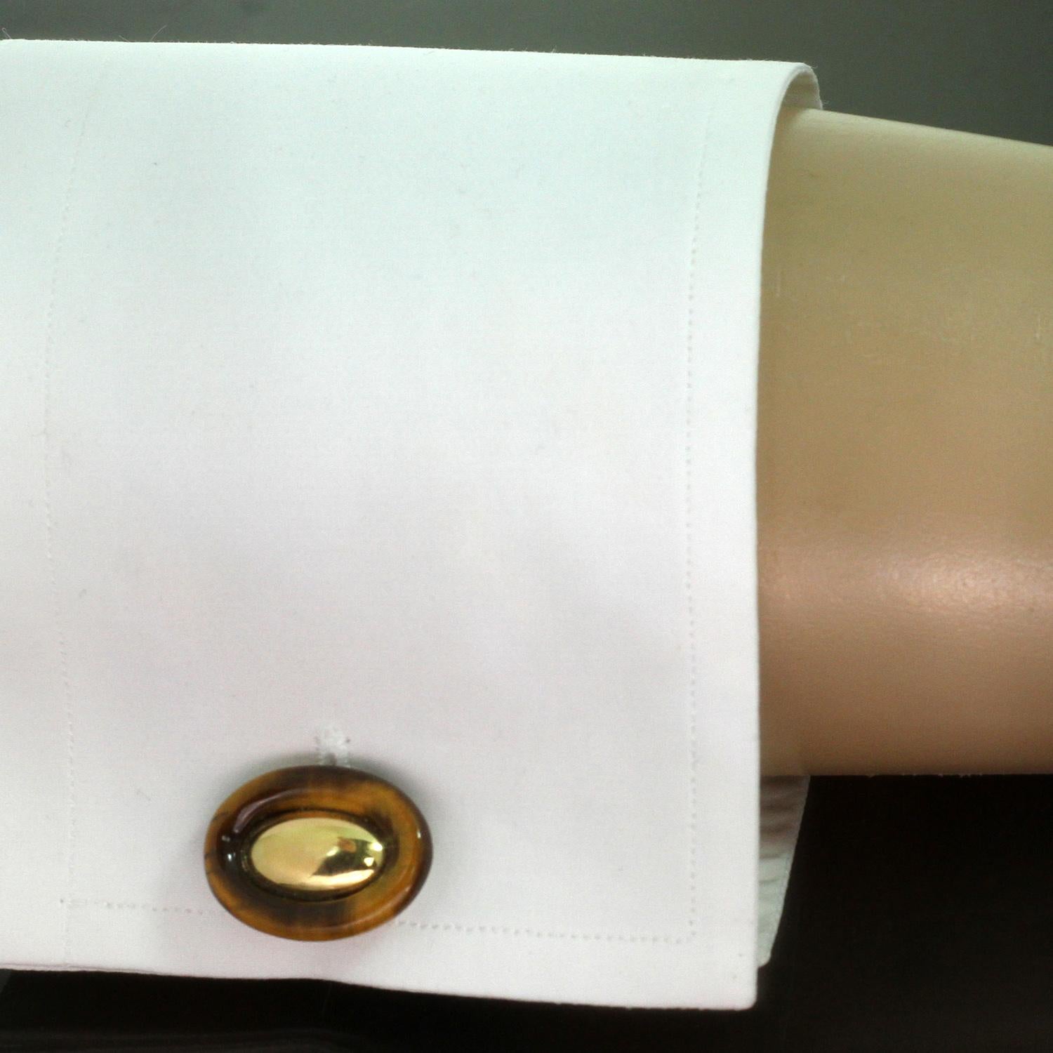 Van Cleef & Arpels 1970s Tiger's Eye Yellow Gold Cufflinks For Sale 1