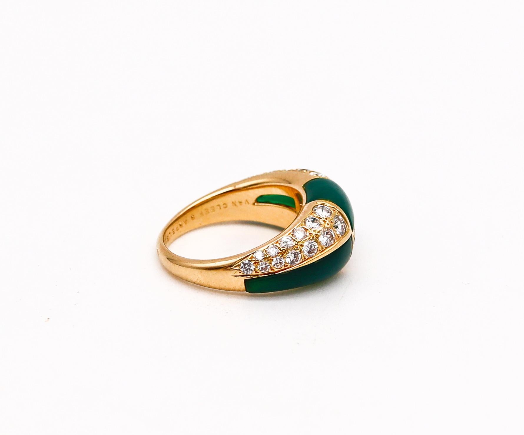 Van Cleef & Arpels 1973 Geometric Chrysoprase Ring 18kt Gold 1.45ctw Diamonds In Excellent Condition For Sale In Miami, FL