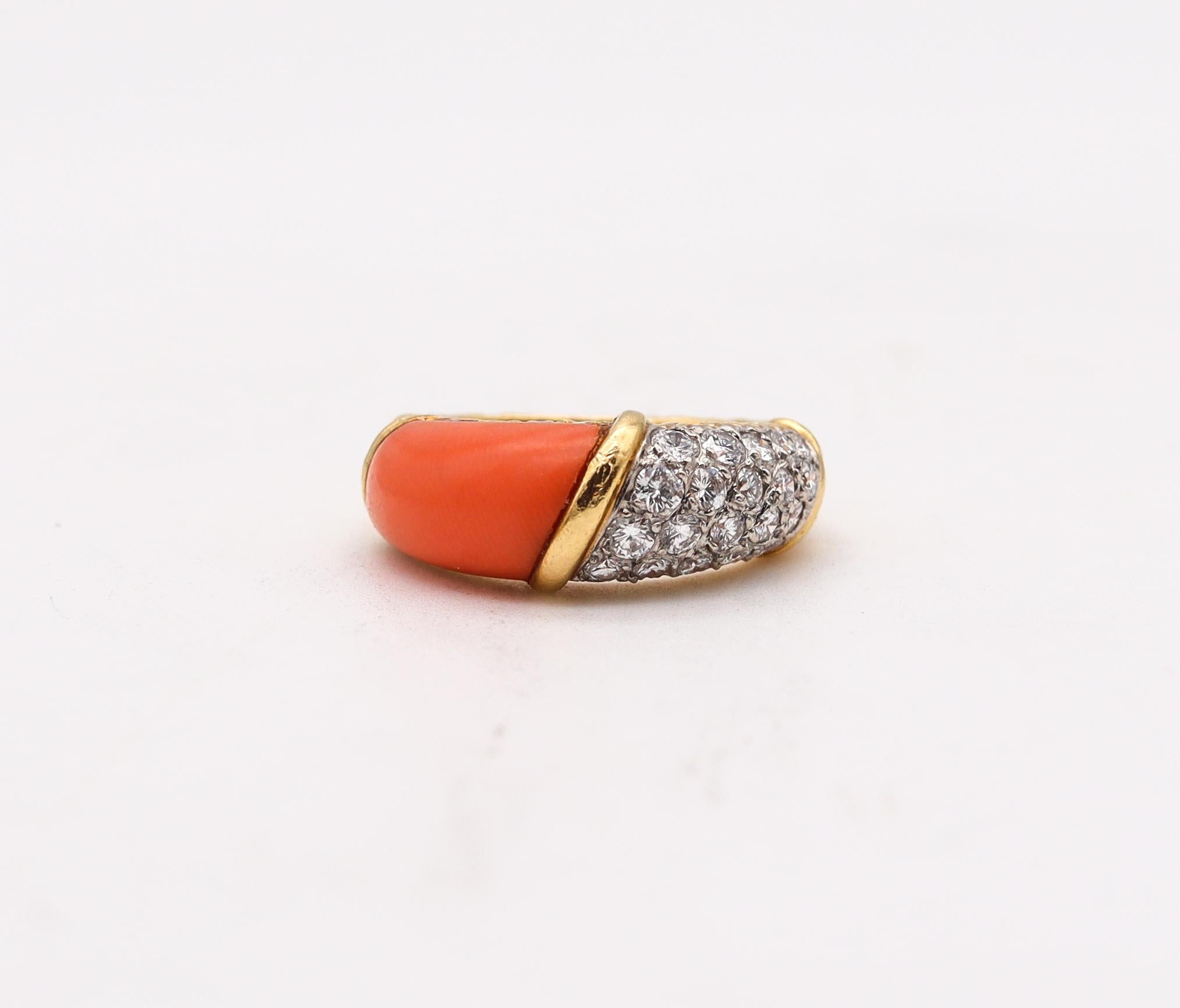 Van Cleef & Arpels 1975 Gem Set Coral Band in 18Kt Yellow Gold with VVS Diamonds In Excellent Condition For Sale In Miami, FL