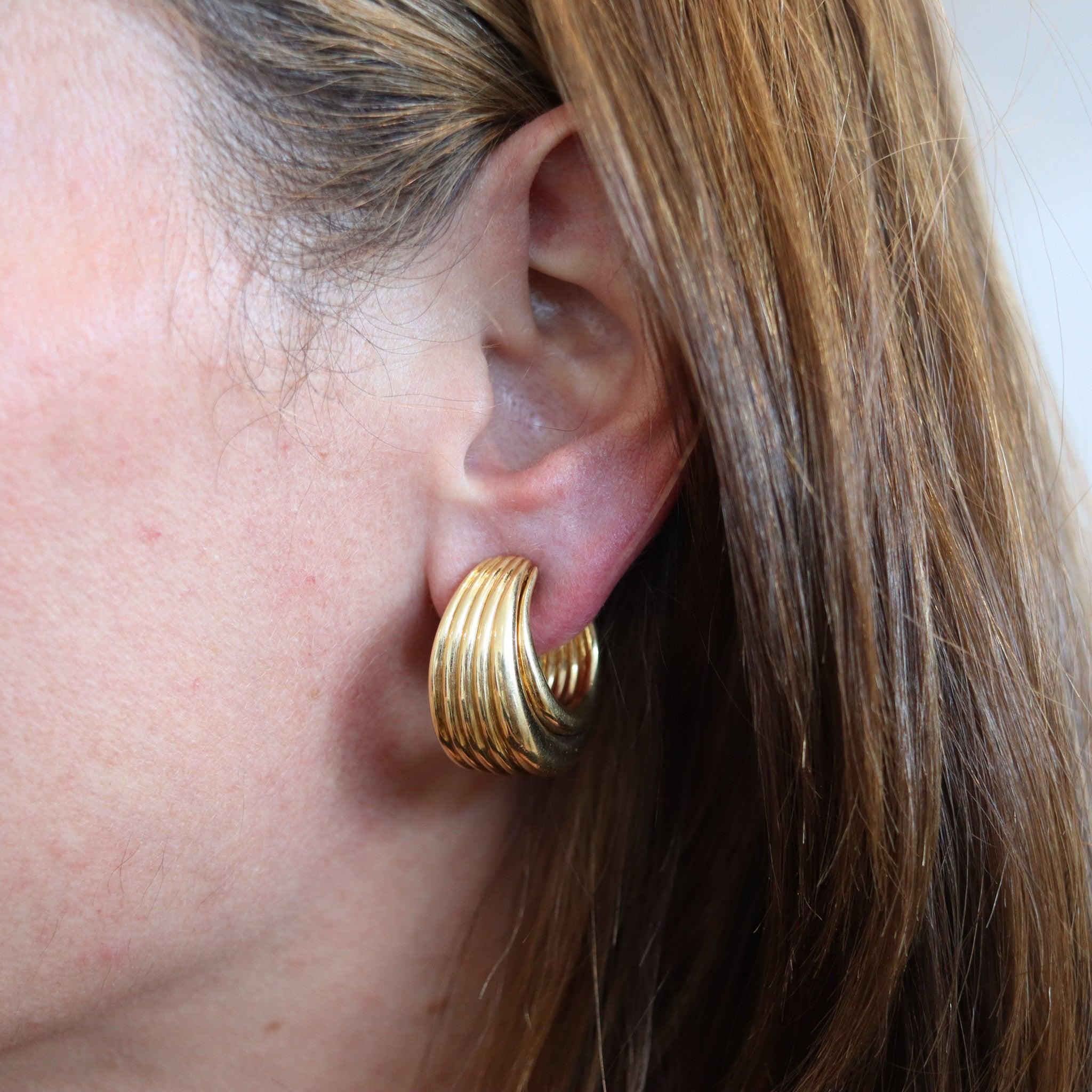 Pair of fluted earrings designed by Andre Vassort for Van Cleef & Arpels.

This is a gorgeous pair of clips-on hoops earrings, created in Paris France by the jewelry house of Van Cleef & Arpels, back in the 1975. This pair were designed as a left