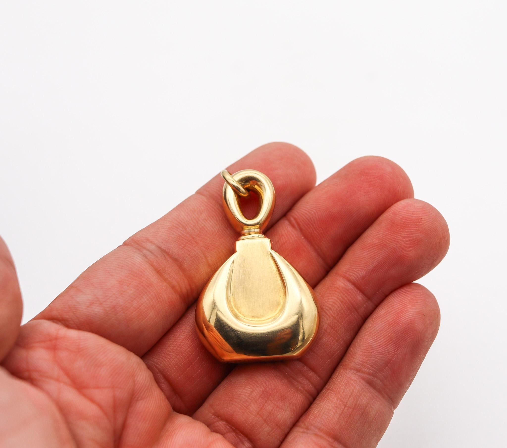 Van Cleef & Arpels 1976 Paris Pendant Perfume Bottle In Solid 18Kt Yellow Gold In Excellent Condition For Sale In Miami, FL
