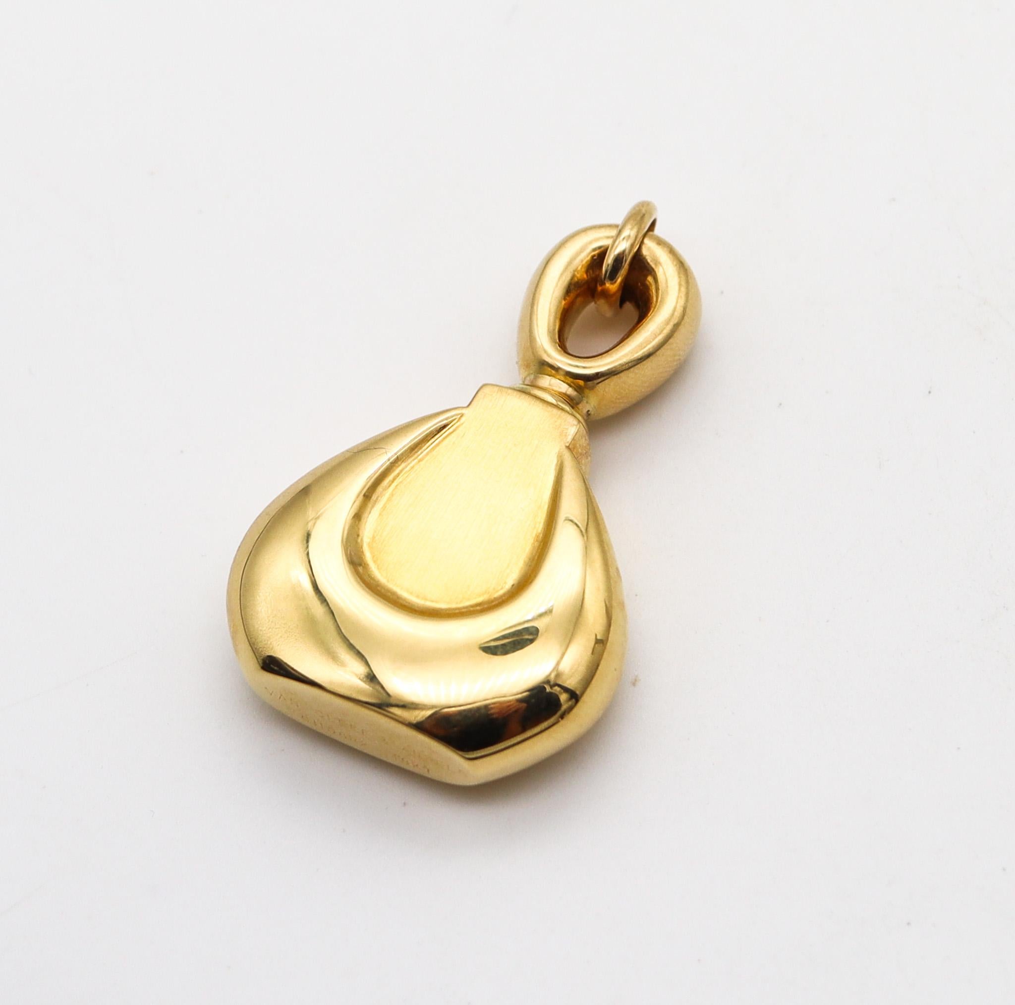 VAN CLEEF & ARPELS 1976 Paris Pendant Perfume Bottle In Solid 18Kt Yellow Gold In Excellent Condition In Miami, FL