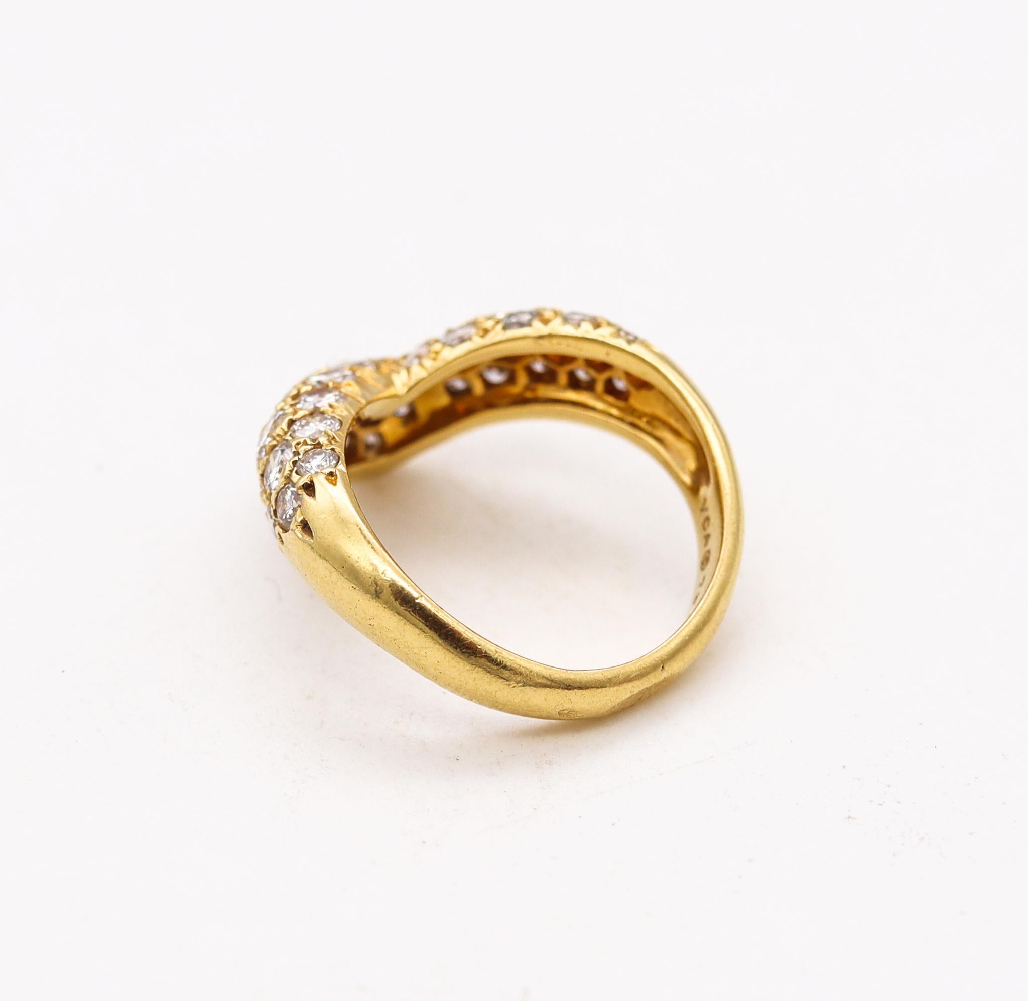 Brilliant Cut Van Cleef & Arpels 1976 Paris v Ring in 18kt Gold with 1.08 Cts in Pave Diamonds
