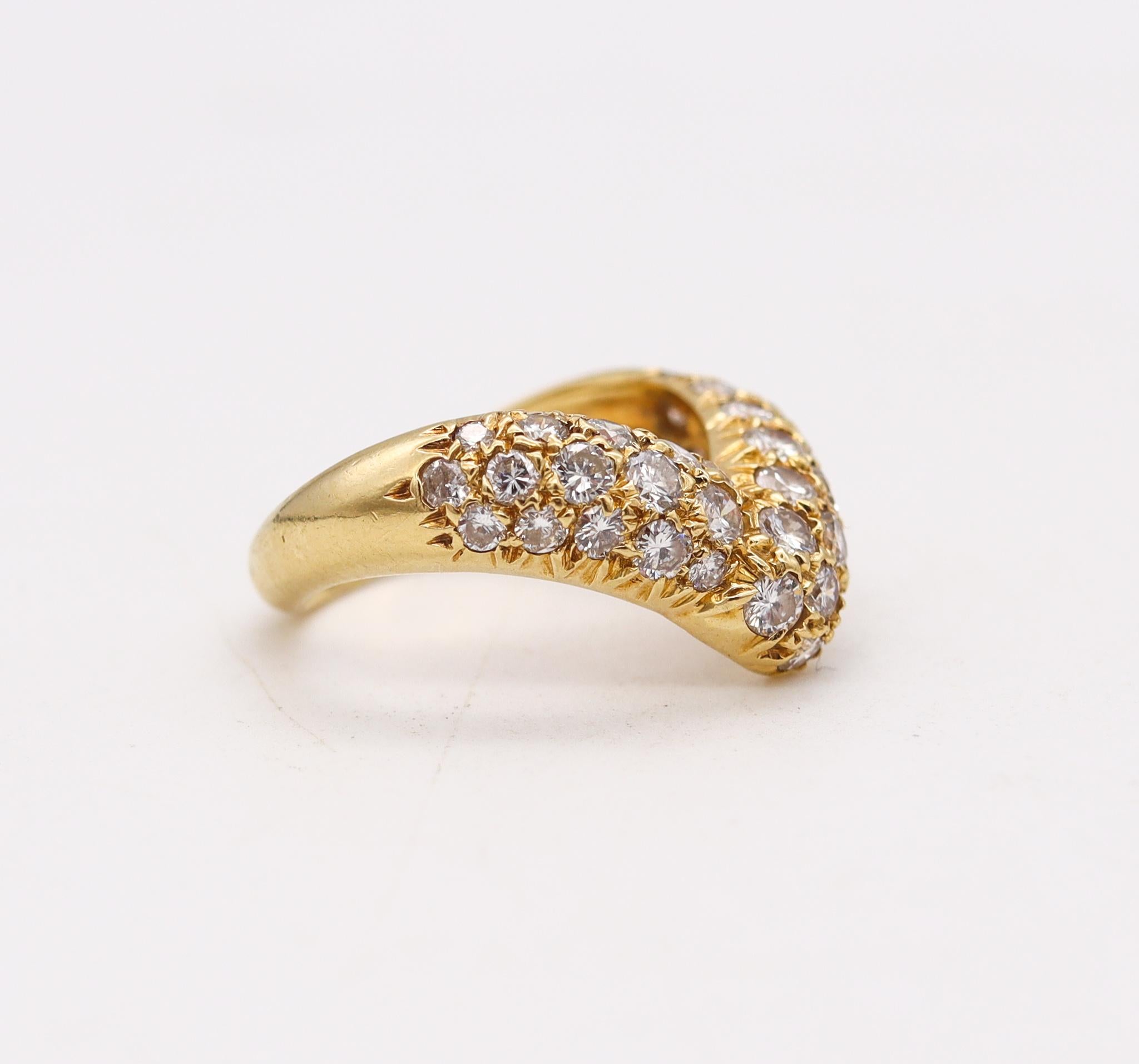Van Cleef & Arpels 1976 Paris v Ring in 18kt Gold with 1.08 Cts in Pave Diamonds In Excellent Condition In Miami, FL