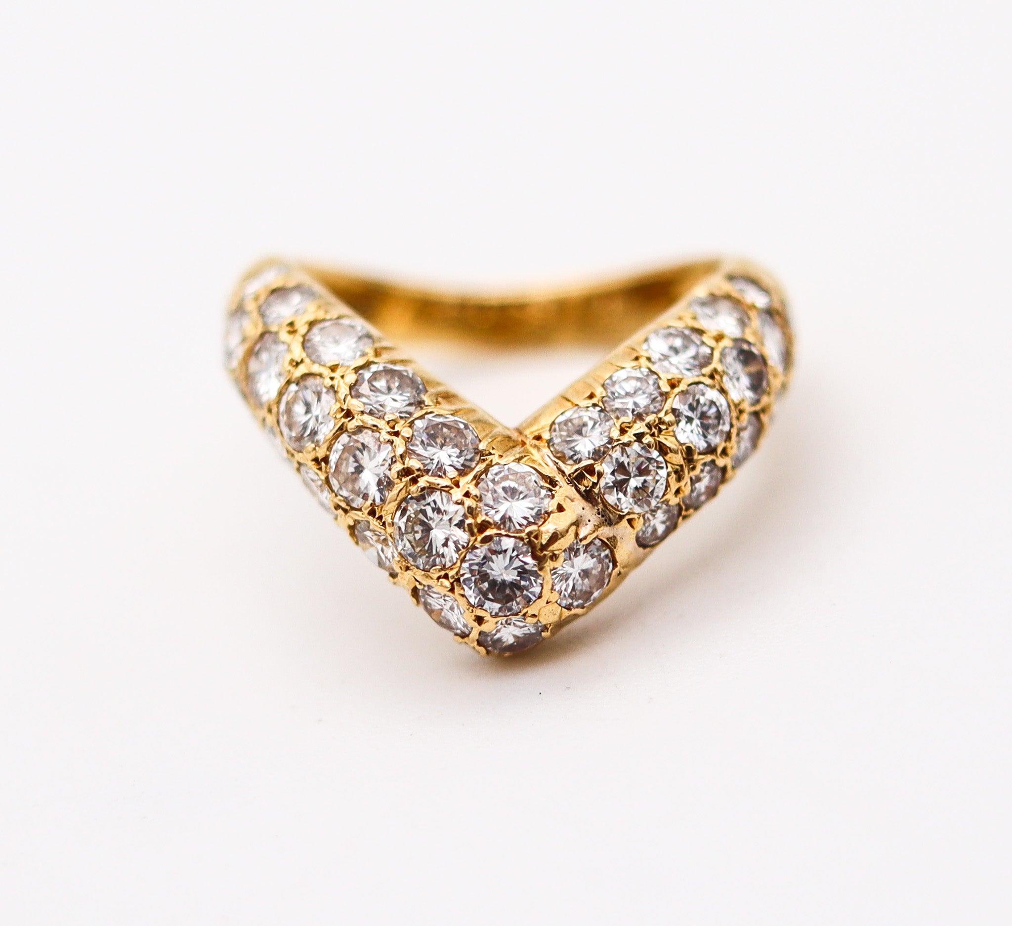 Modernist VAN CLEEF & ARPELS 1977 Paris V Ring 18Kt Yellow Gold With 1.44 Cts In Diamonds For Sale