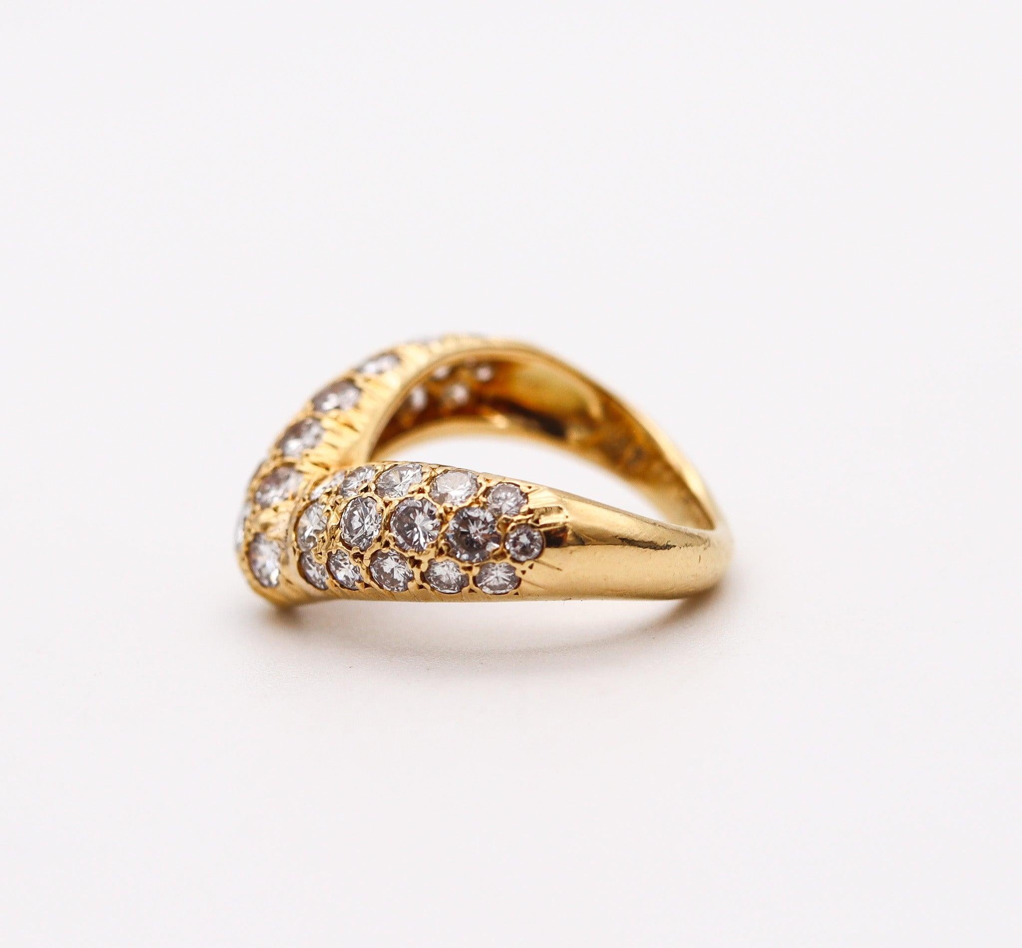 Brilliant Cut VAN CLEEF & ARPELS 1977 Paris V Ring 18Kt Yellow Gold With 1.44 Cts In Diamonds For Sale