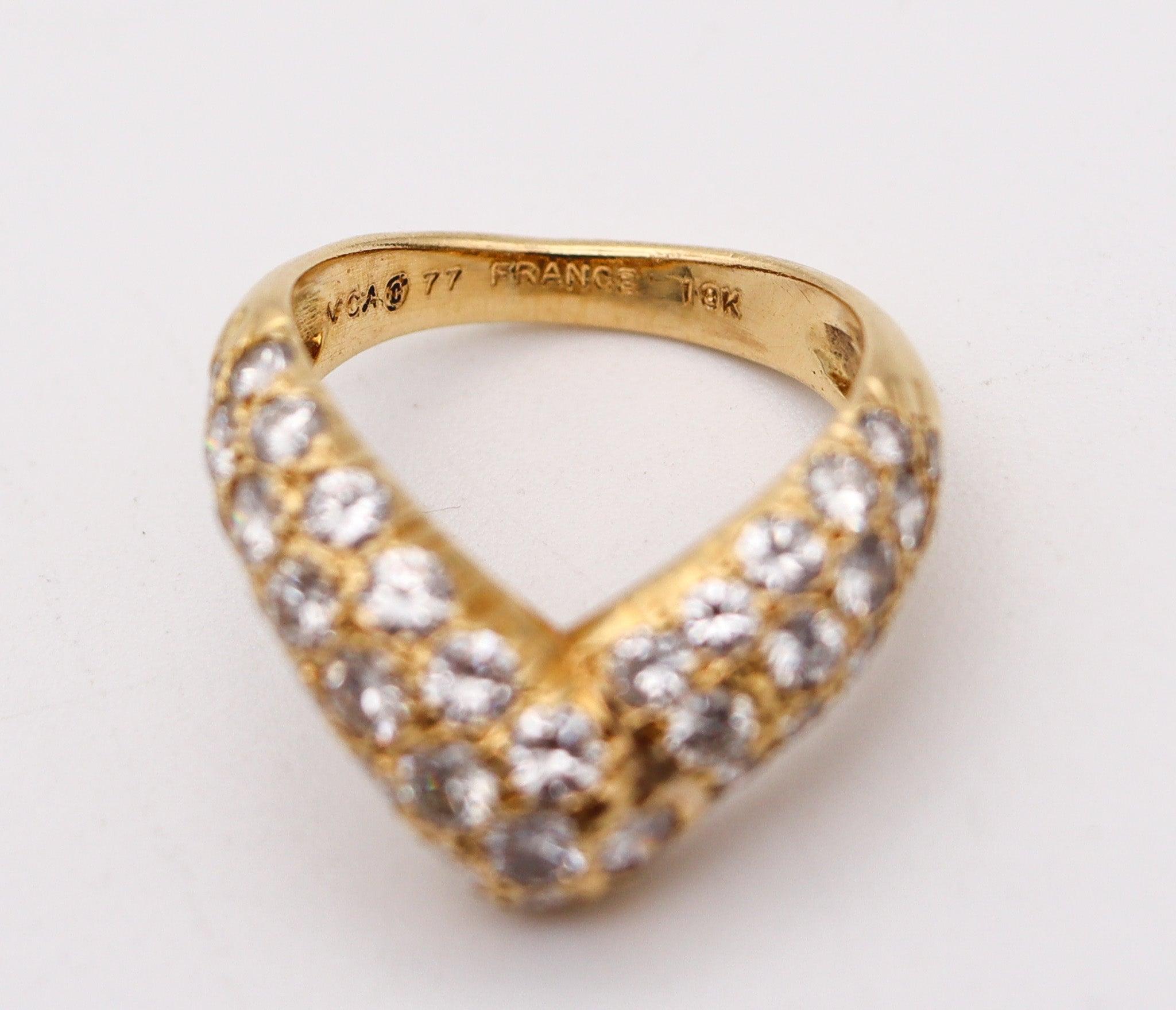 VAN CLEEF & ARPELS 1977 Paris V Ring 18Kt Yellow Gold With 1.44 Cts In Diamonds In Excellent Condition For Sale In Miami, FL