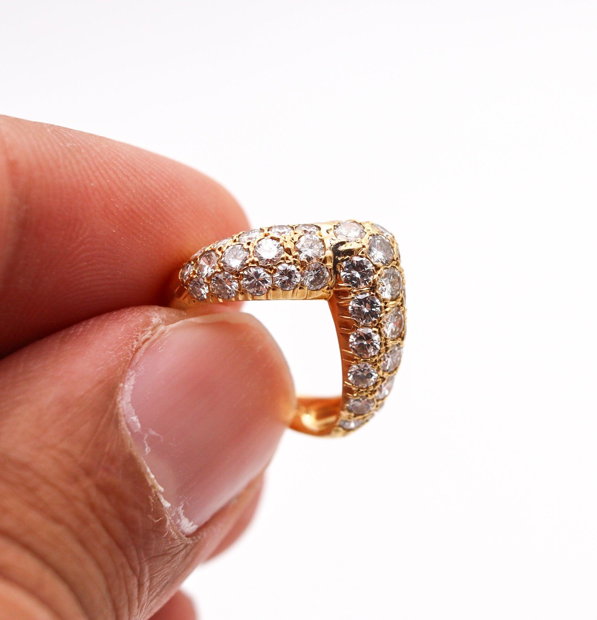VAN CLEEF & ARPELS 1977 Paris V Ring 18Kt Yellow Gold With 1.44 Cts In Diamonds For Sale 1
