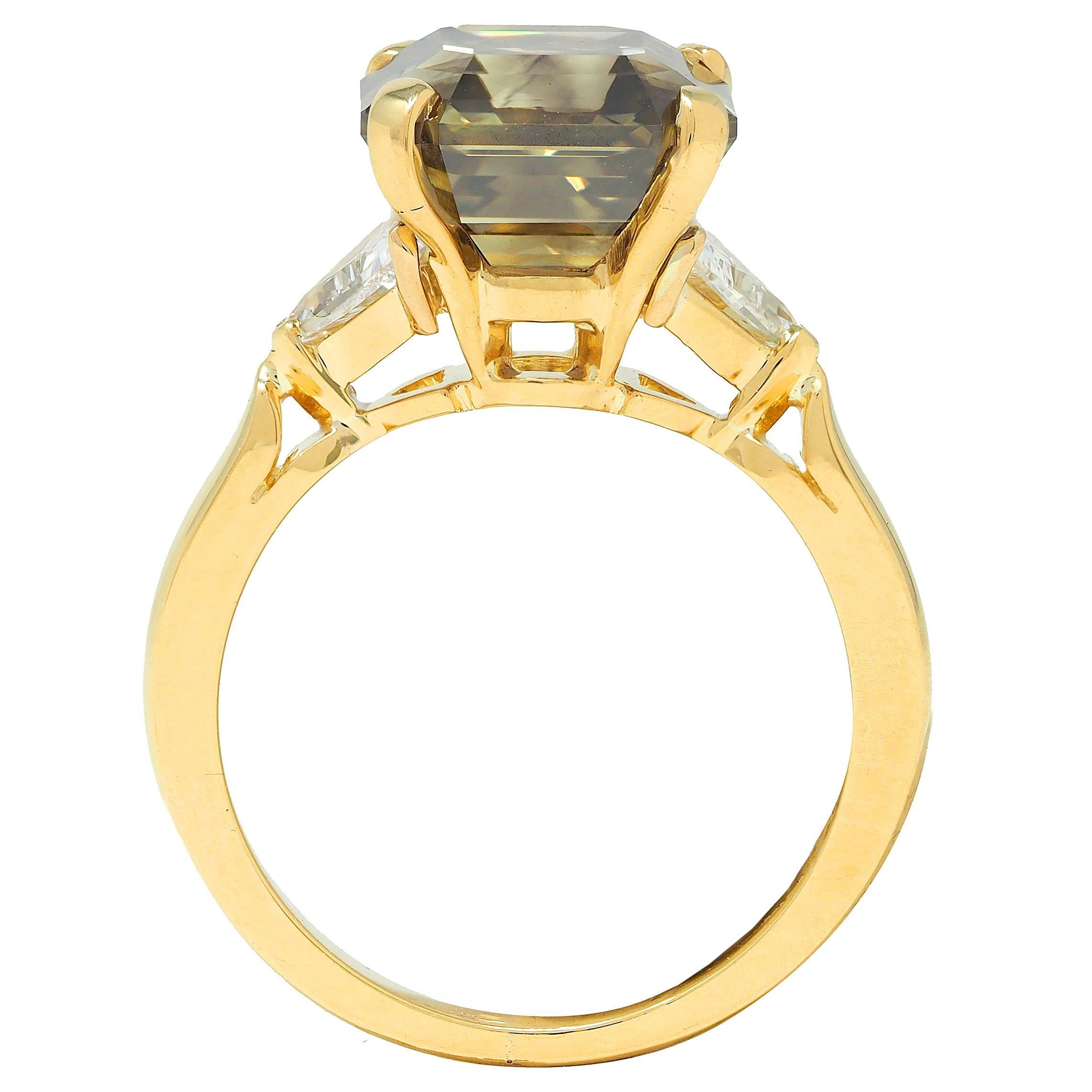 Women's Van Cleef & Arpels 1990's 5.31 CTW Fancy Green Diamond 18K Gold Vintage Ring For Sale