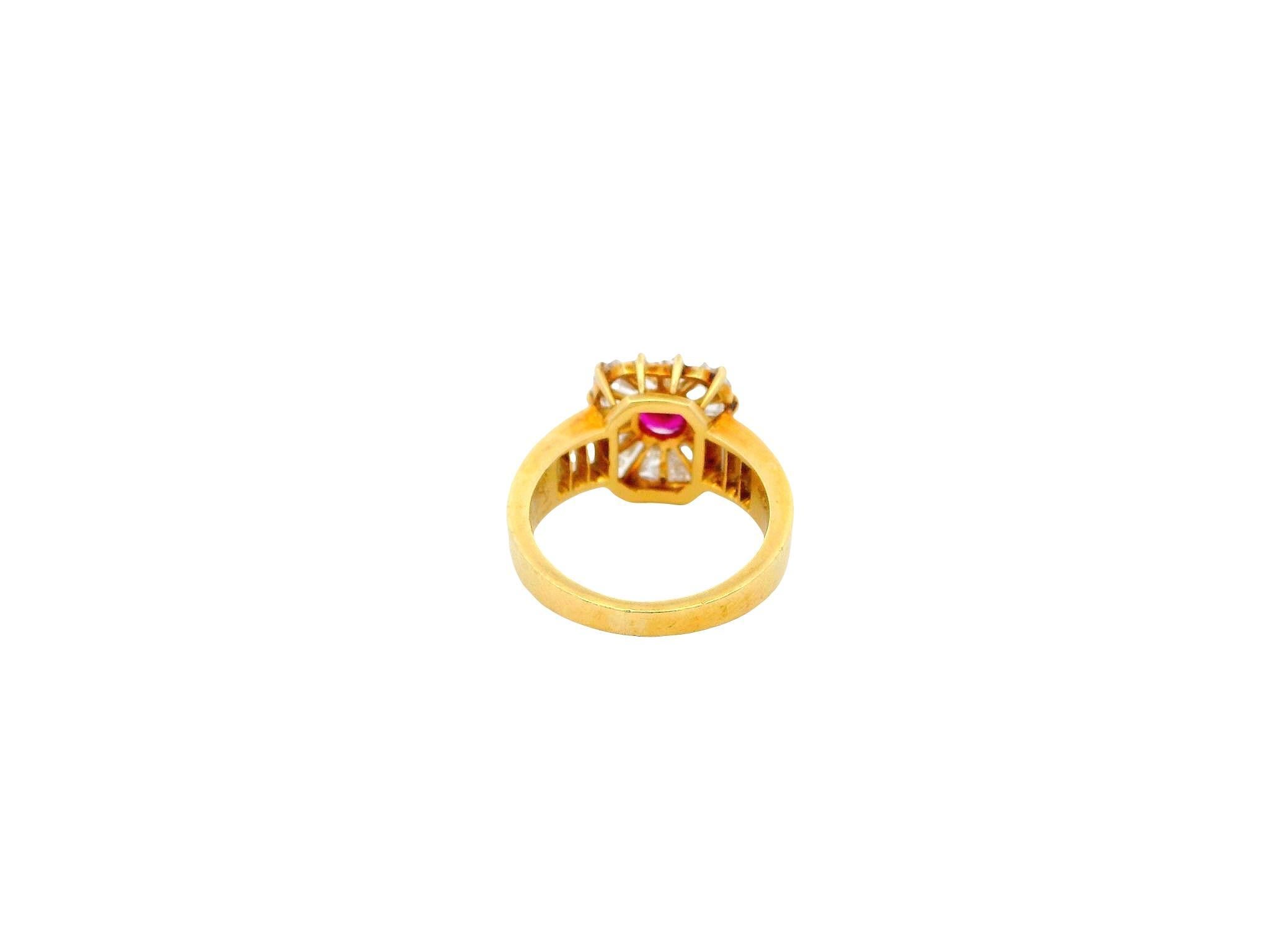 Van Cleef & Arpels Bague 1Ct Burma Ruby sur or 18K et diamants Bon état - En vente à Great Neck Plaza, NY