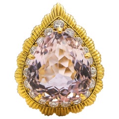 Van Cleef & Arpels 20 Carat Kunzite and 2.50 Carat Diamonds Ring 18 Karat Gold