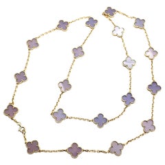 Van Cleef & Arpels 20 Collana in Oro Giallo Alhambra con Calcedonio Lavanda