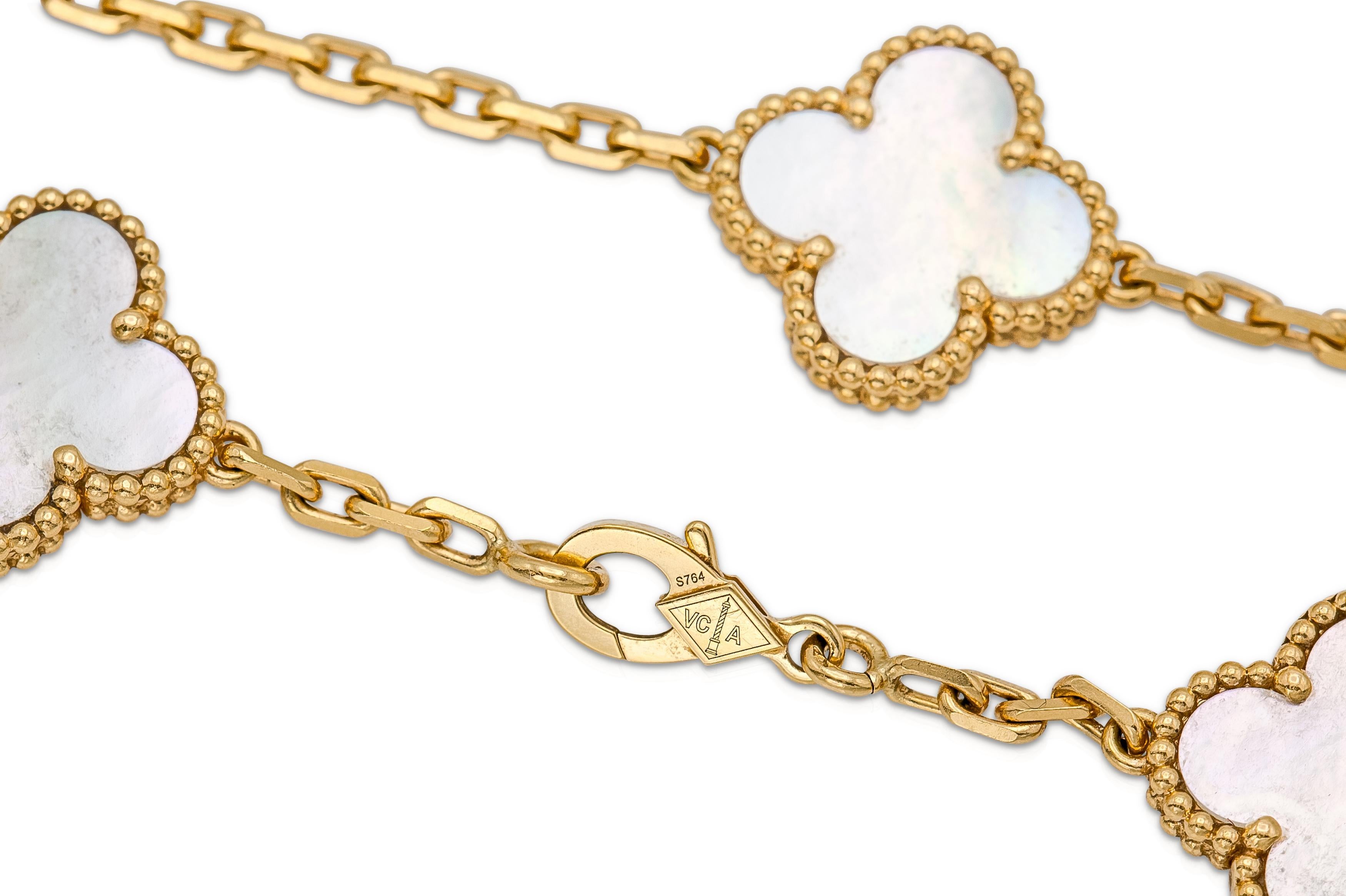 Van Cleef & Arpels Alhambra-Halskette mit 20 Perlmutt-Motiven Damen im Angebot