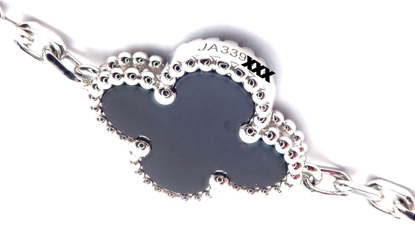 Van Cleef & Arpels 20 Motif Vintage Alhambra Collana in oro bianco e diamanti e onice in vendita 4