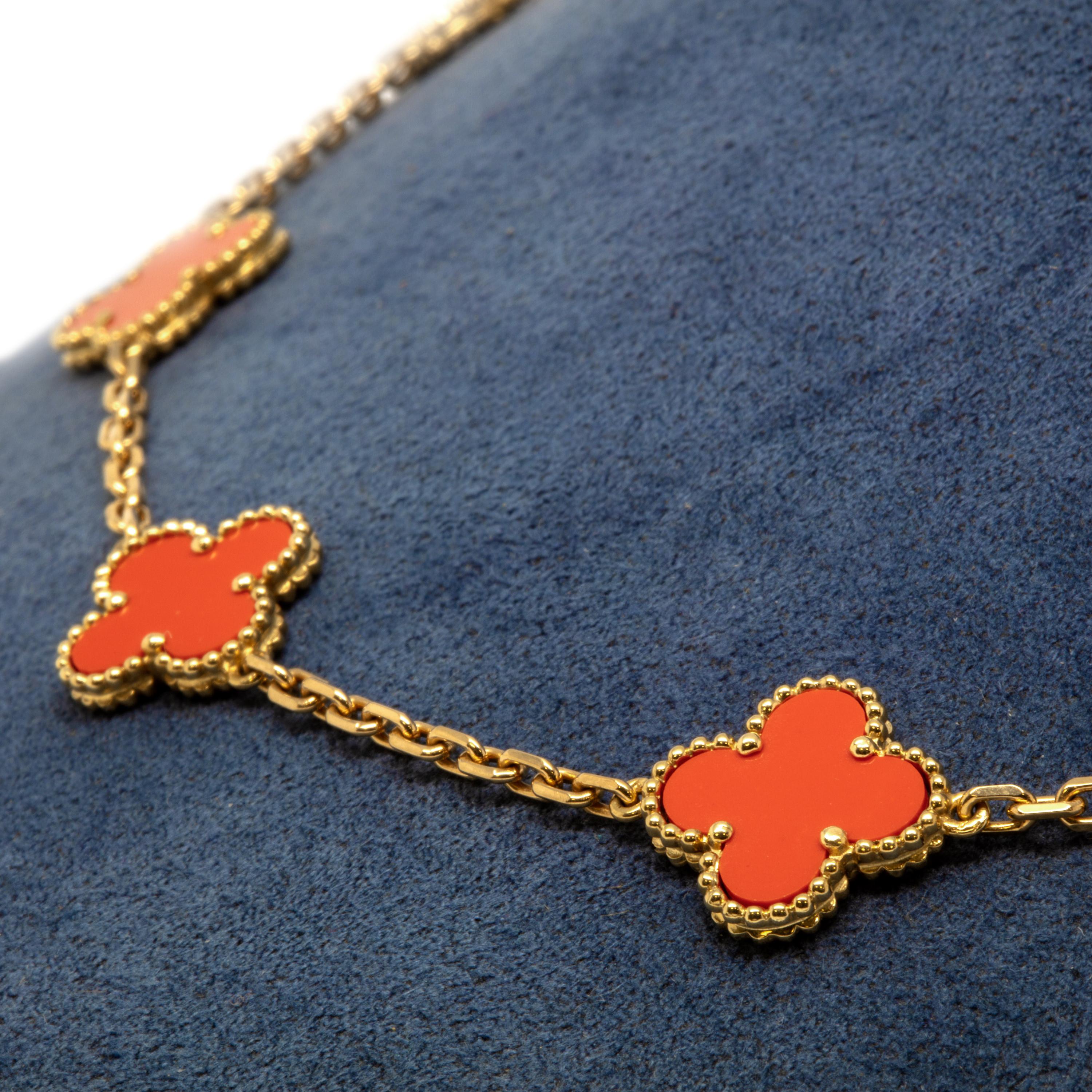 Van Cleef & Arpels 20 Motif Vintage Alhambra Necklace in Coral and 18 Karat Gold In Excellent Condition For Sale In Hartsdale, NY