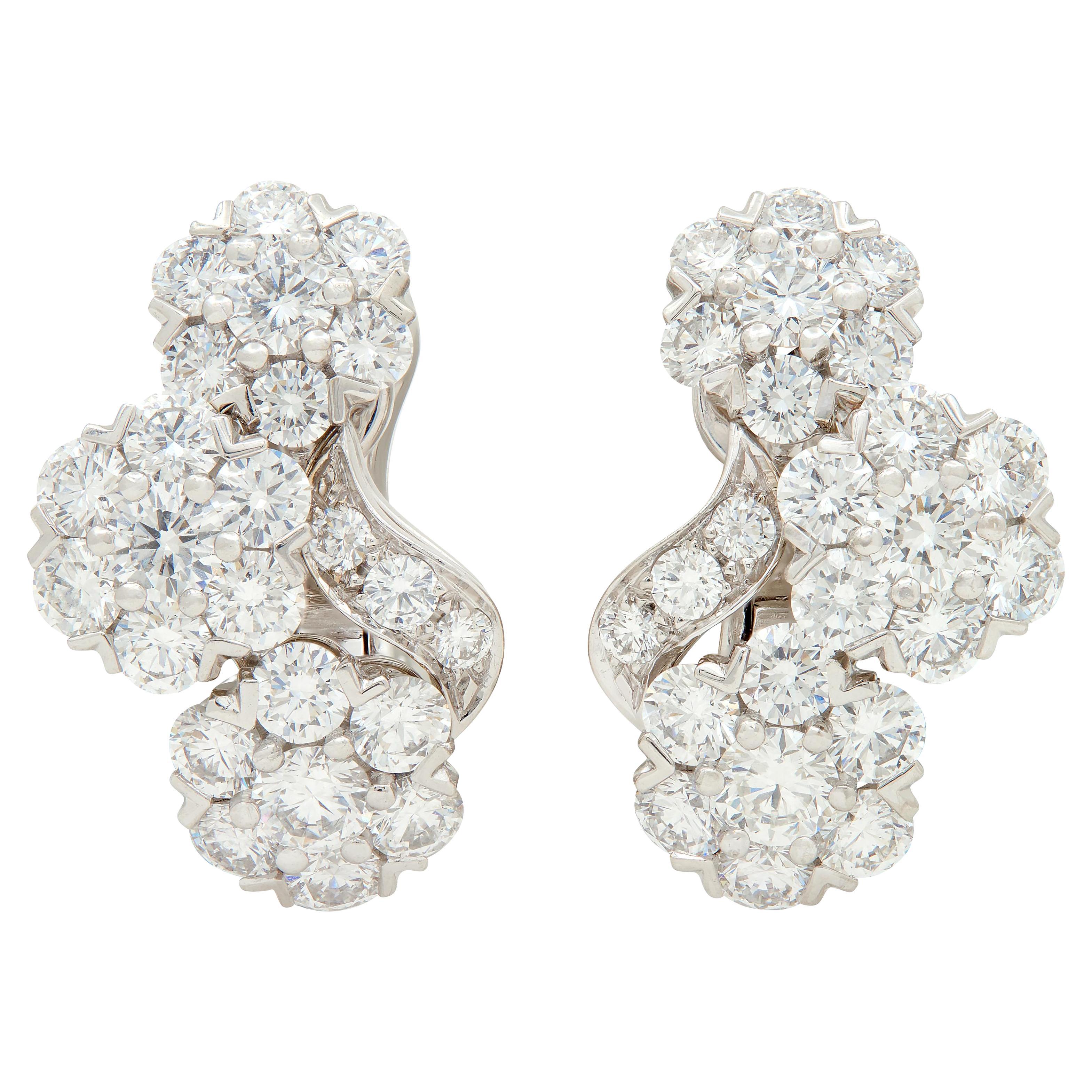 Van Cleef 
Arpels 2000s Boucles d
oreilles grappe de flocons de neige en platine et diamants en vente