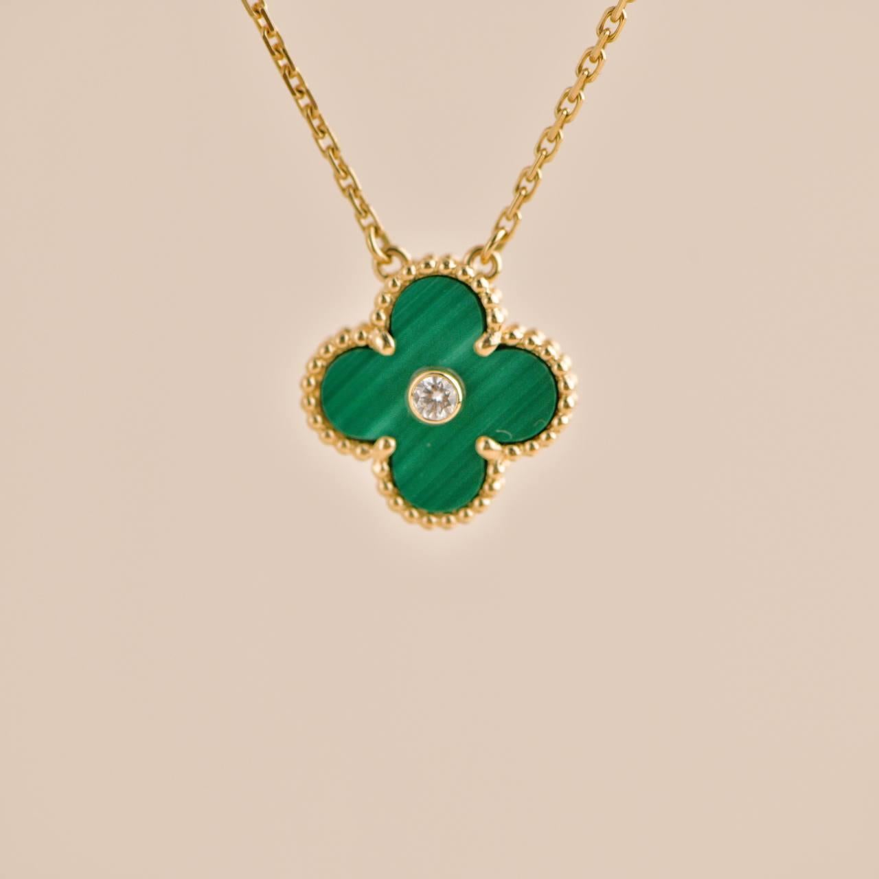 Van Cleef & Arpels 2013 Malachite Diamond 18k Yellow Gold Holiday Pendant In Excellent Condition In Banbury, GB