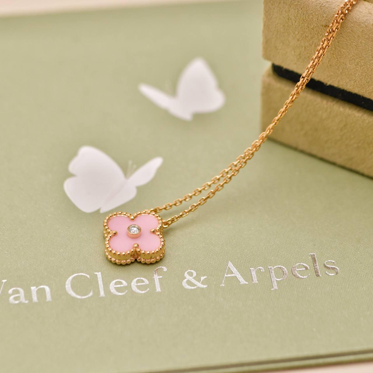 SKU	33301810
Viene fornito con	Set completo (scatola + scheda)
Data	2016
Modello	VCARO5SY00
Numero di serie	JE******
Metallo	Oro rosa 18k
Pietre	Diamante
Peso totale dei diamanti	0,05ct circa
Peso	6.67 g
Lunghezza	44 cm
Larghezza	1.5