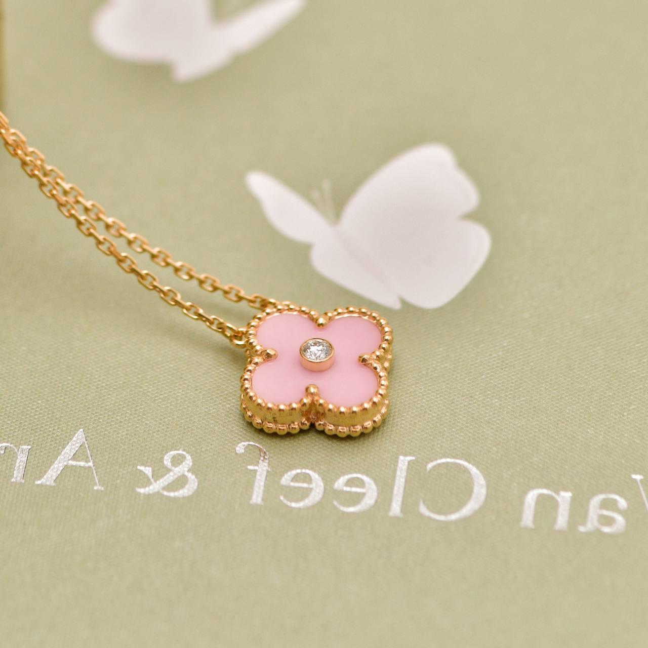 Van Cleef & Arpels 2015 Ciondolo Holiday Porcellana rosa di Sèvres Oro rosa 18 carati In condizioni ottime in vendita a Banbury, GB