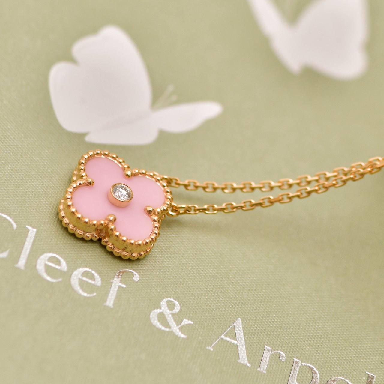 da uomo o donna Van Cleef & Arpels 2015 Ciondolo Holiday Porcellana rosa di Sèvres Oro rosa 18 carati in vendita