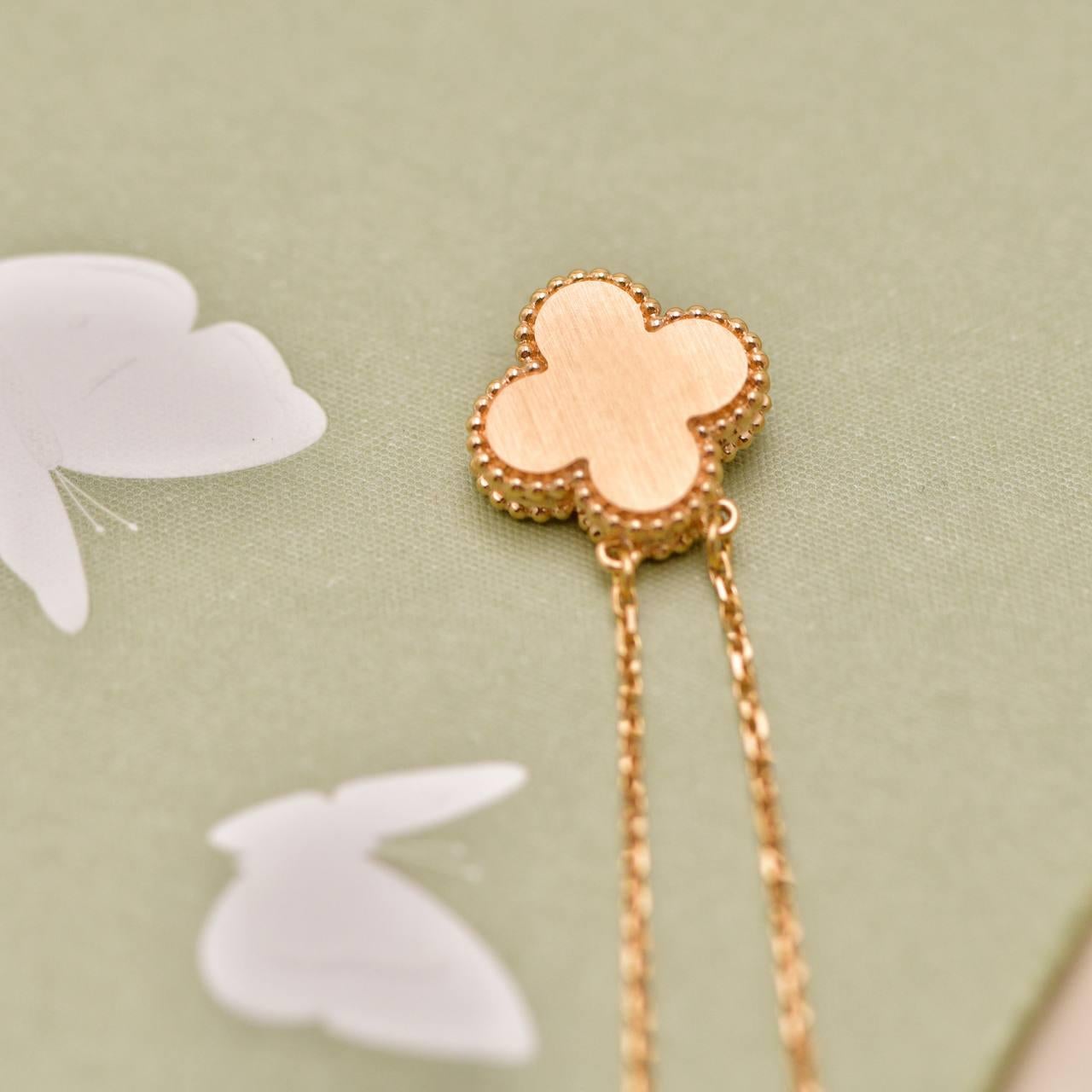 Van Cleef & Arpels 2015 Ciondolo Holiday Porcellana rosa di Sèvres Oro rosa 18 carati in vendita 1