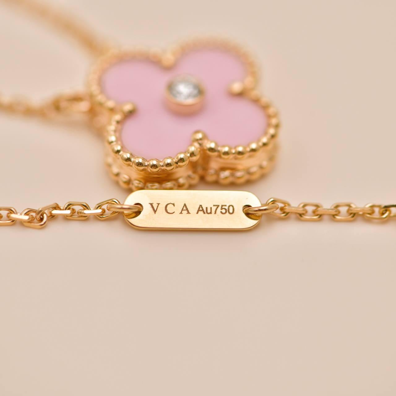 Van Cleef & Arpels 2015 Ciondolo Holiday Porcellana rosa di Sèvres Oro rosa 18 carati in vendita 2