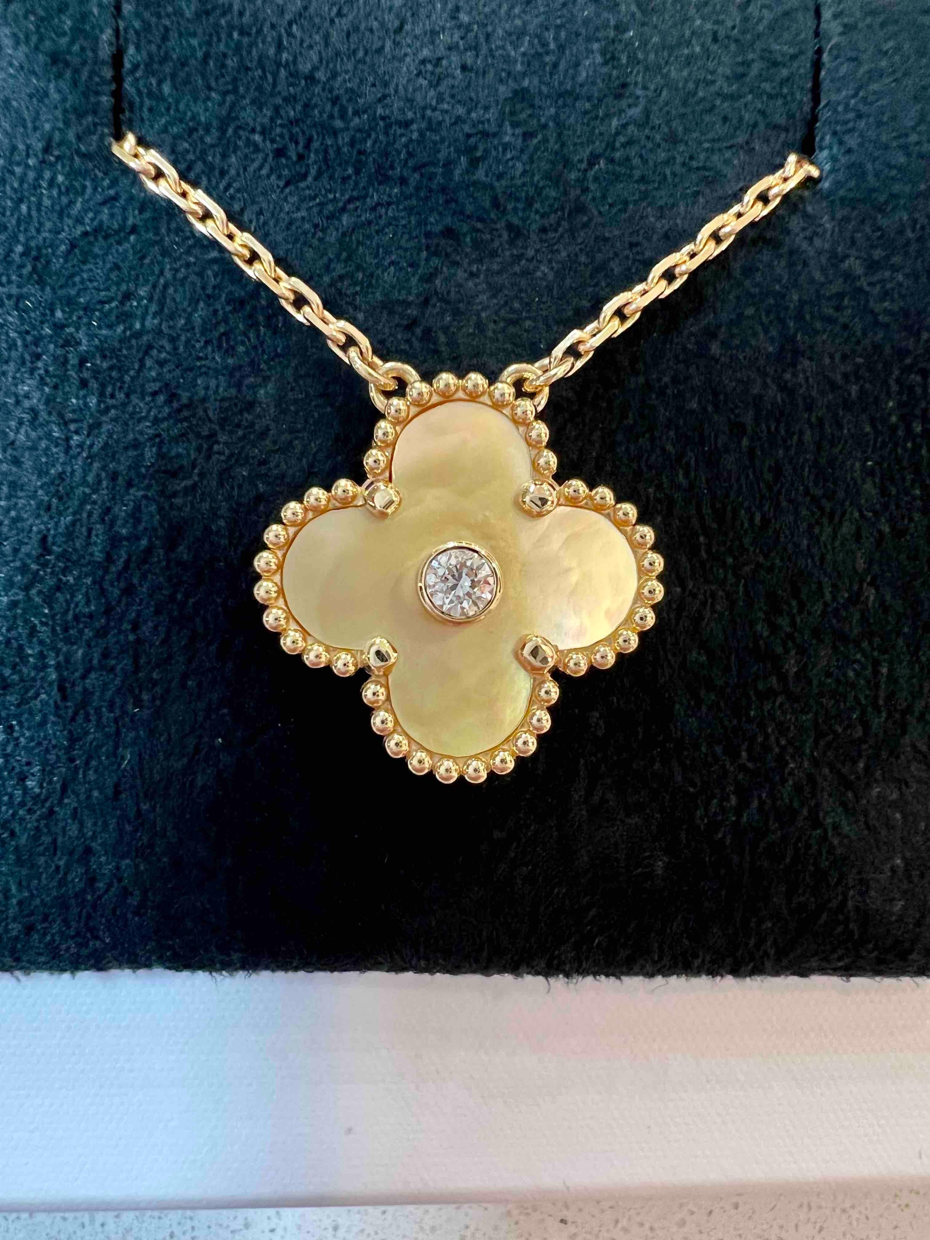 Van Cleef Arpels 2018 Diamond Holiday Pendant Vintage Alhambra Gold MOP, YG In Excellent Condition In Tucson, AZ