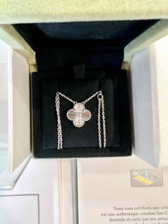 Van Cleef Arpels 2020 Diamant Holiday-Anhänger Vintage Alhambra Guilloche, WG