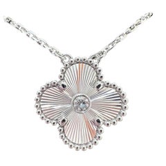 Van Cleef Arpels Pendentif de vacances vintage Alhambra Guilloche en diamants 2020, WG