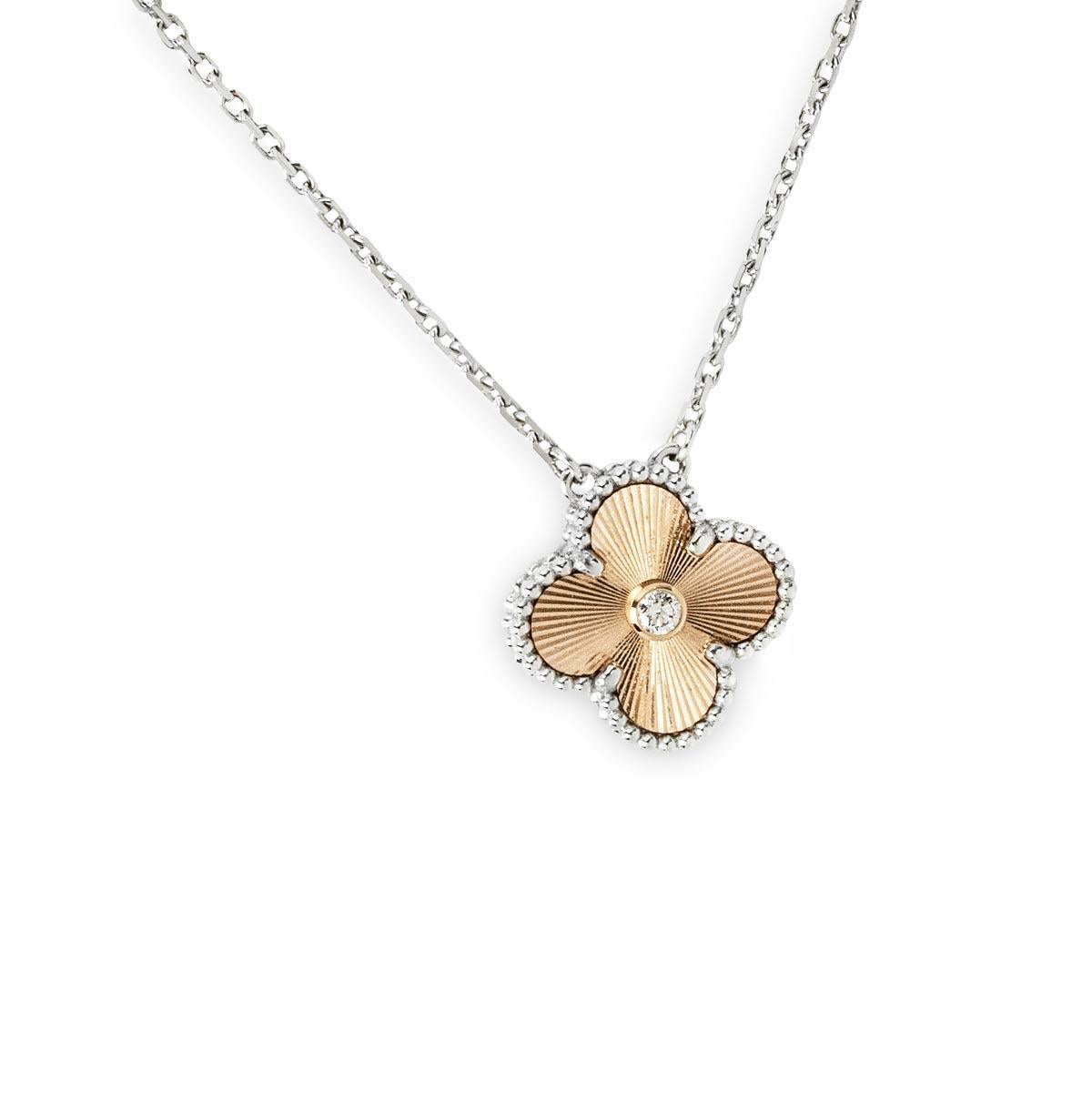 Pendente Van Cleef & Arpels Vintage Alhambra in edizione limitata in oro bianco 18 carati con guilloché e diamanti della collezione 2024 Holiday. Il ciondolo presenta un motivo a 4 foglie di trifoglio con bordo in rilievo e intarsio guilloché in oro