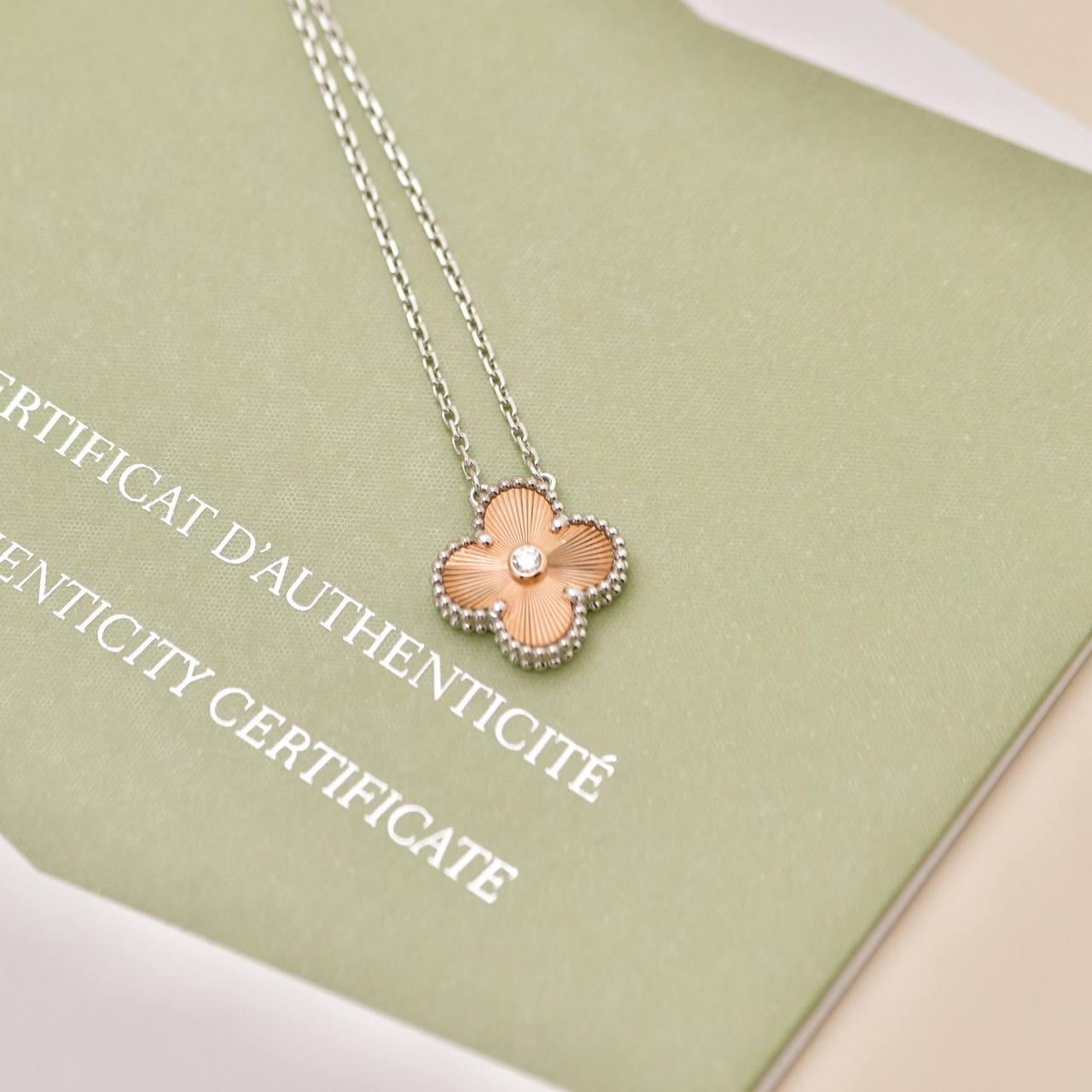 Taglio brillante Van Cleef & Arpels 2024 Collana Holiday Diamante Guilloché Oro rosa bianco 18 carati in vendita