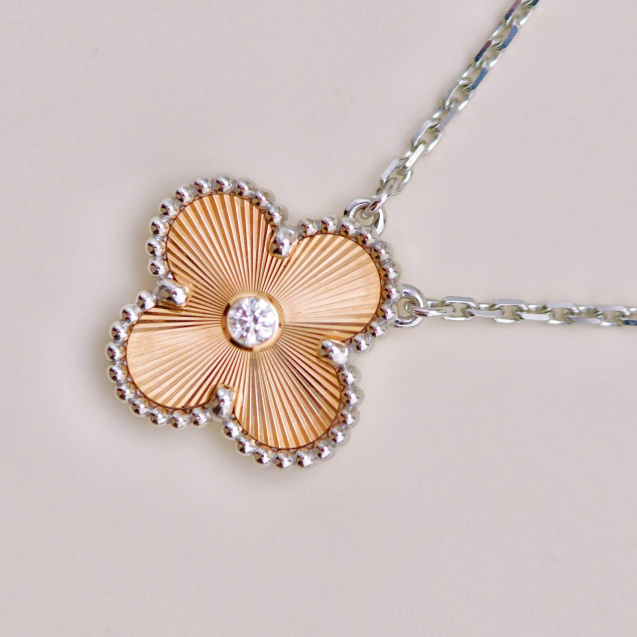 Van Cleef & Arpels 2024 Collana Holiday Diamante Guilloché Oro rosa bianco 18 carati In condizioni ottime in vendita a Banbury, GB