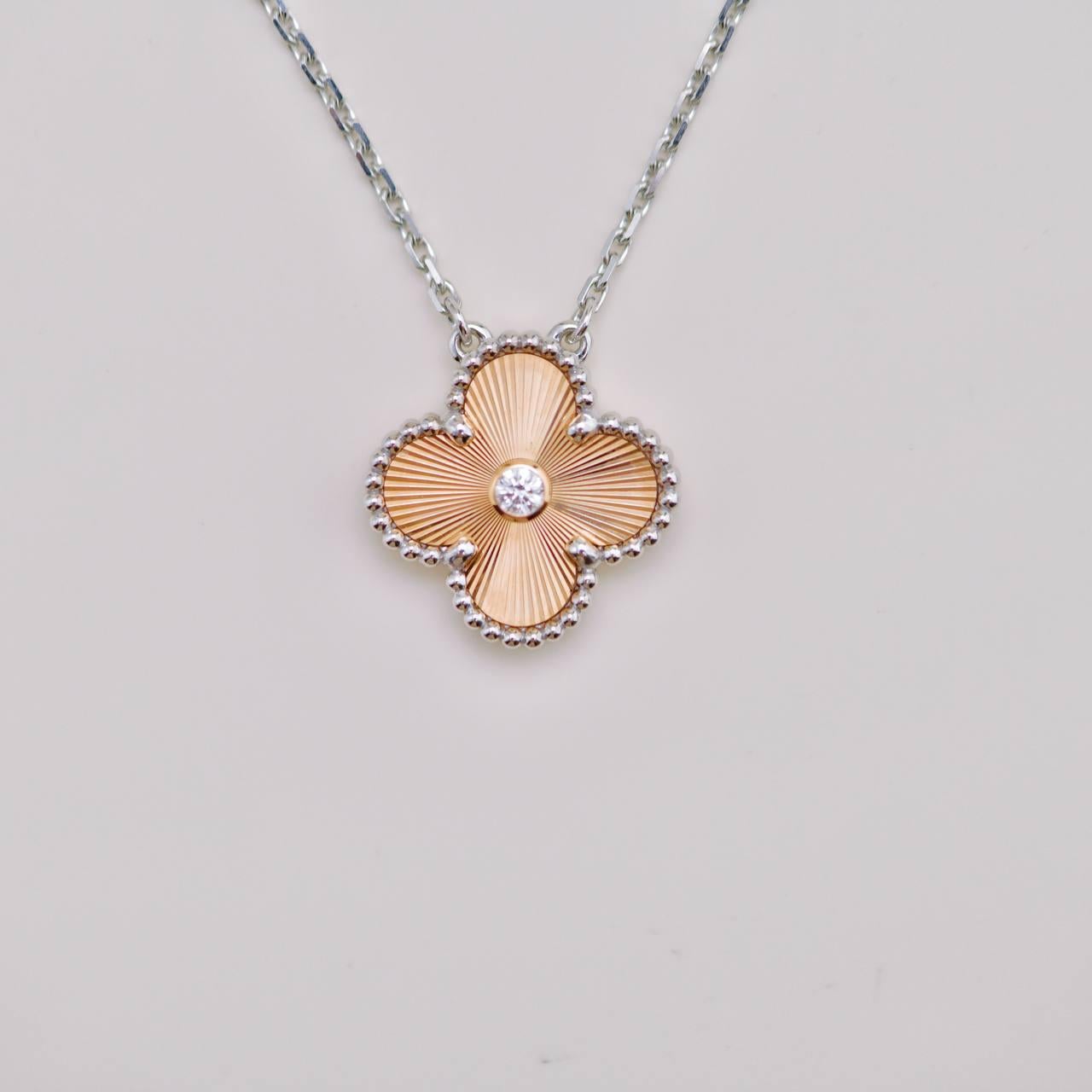 da uomo o donna Van Cleef & Arpels 2024 Collana Holiday Diamante Guilloché Oro rosa bianco 18 carati in vendita