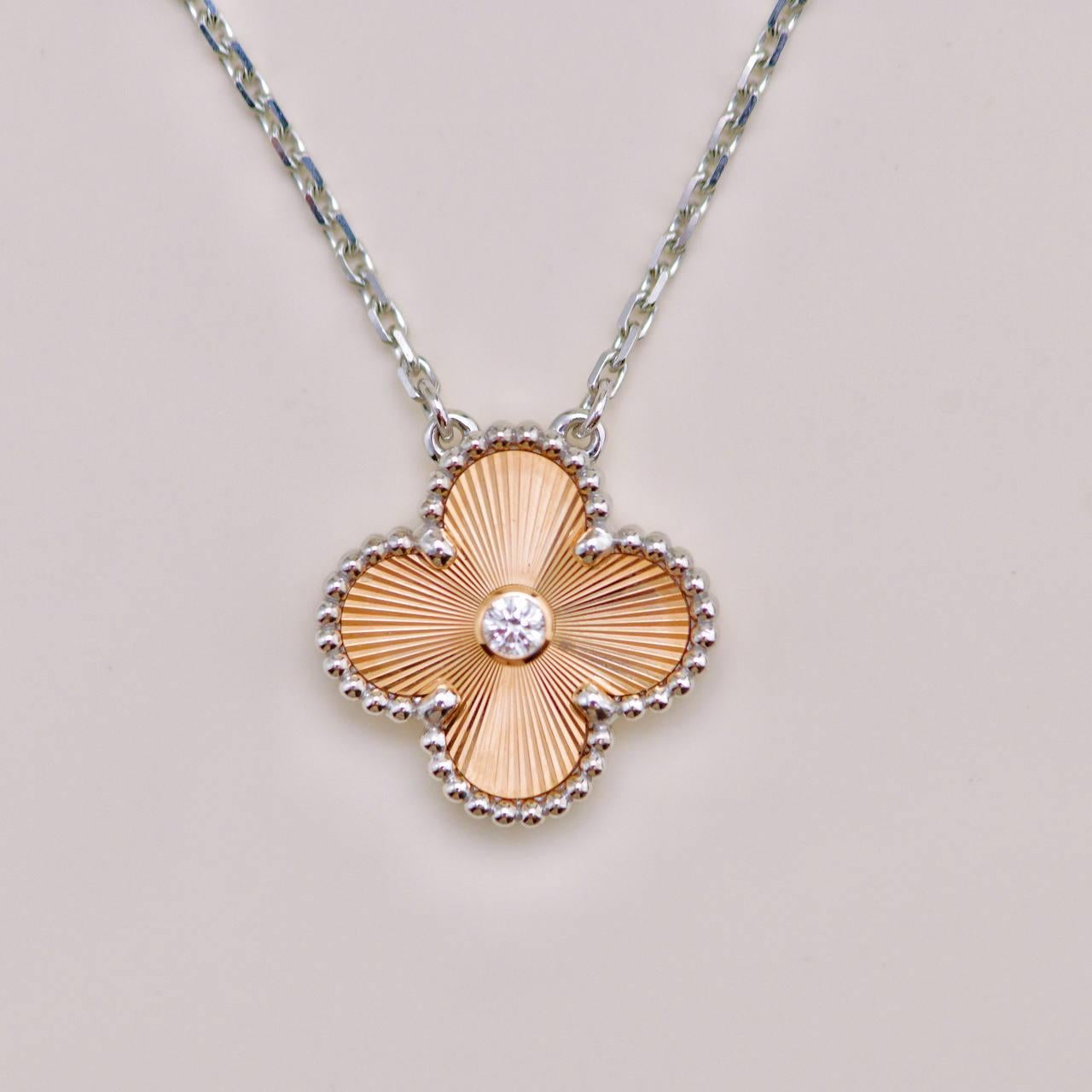 Van Cleef & Arpels 2024 Collana Holiday Diamante Guilloché Oro rosa bianco 18 carati in vendita 4