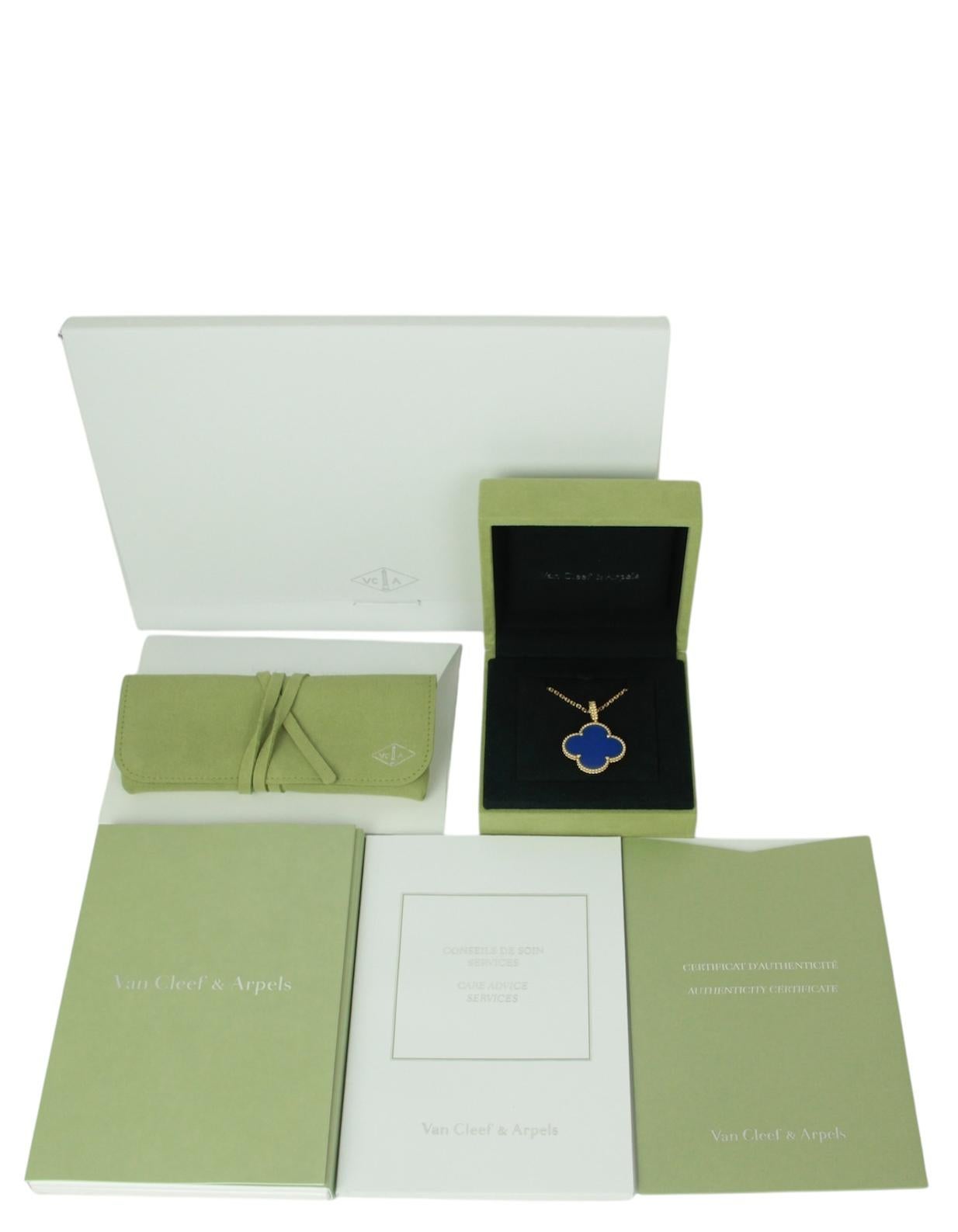 Van Cleef & Arpels 2025 Collier pendentif Alhambra magique en agate bleue en vente 5