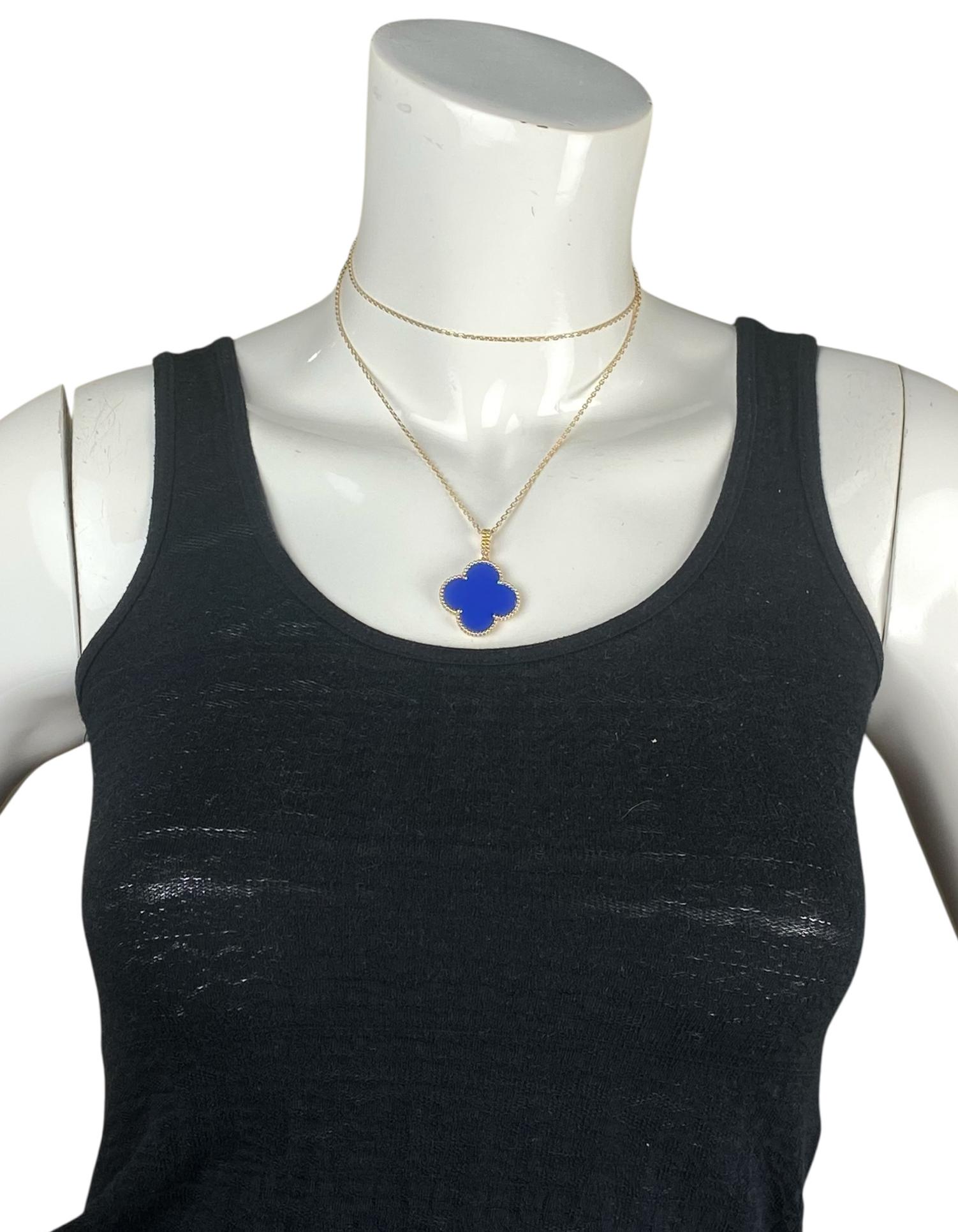 Taille simple Van Cleef & Arpels 2025 Collier pendentif Alhambra magique en agate bleue en vente