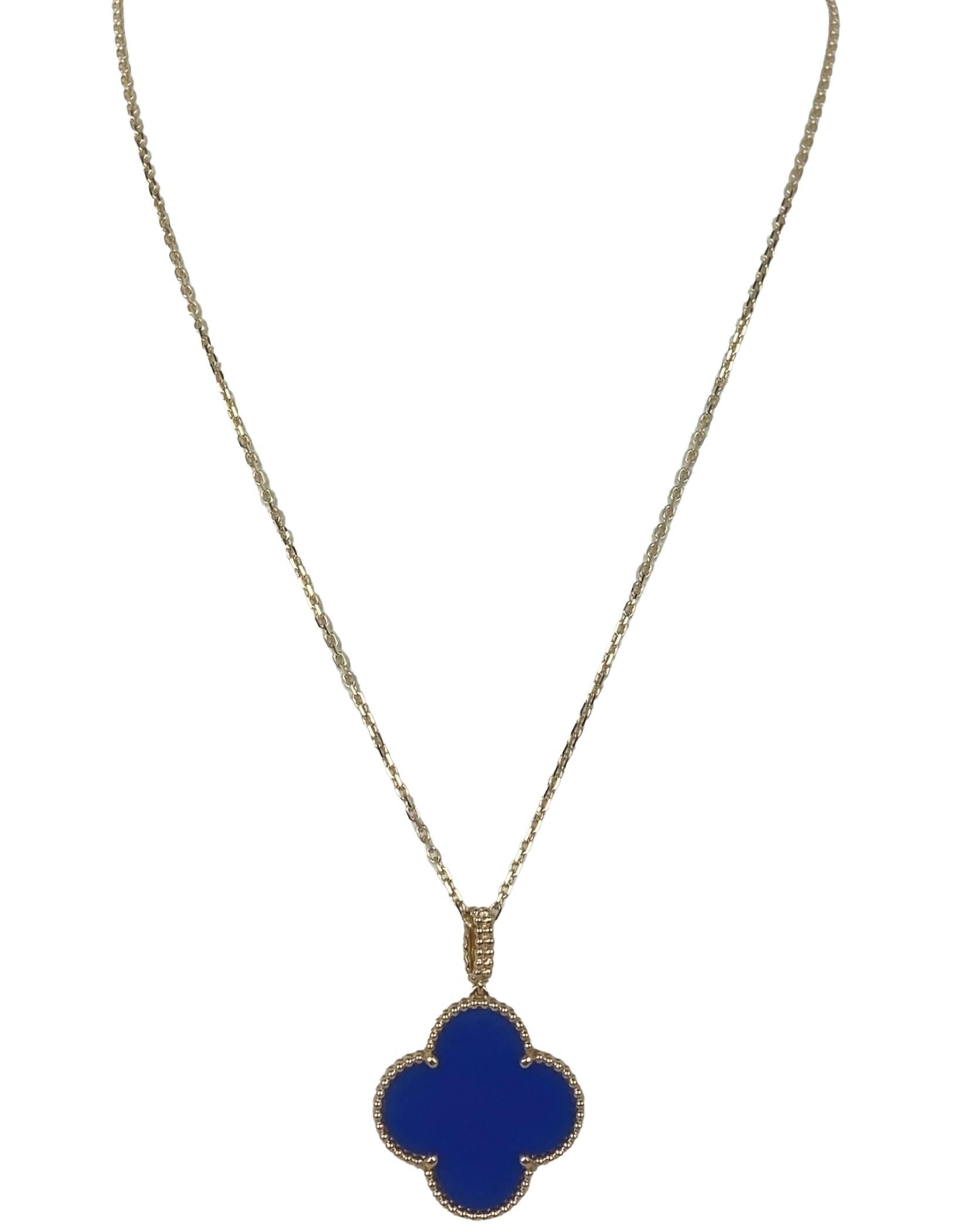 Van Cleef & Arpels 2025 Collier pendentif Alhambra magique en agate bleue Excellent état - En vente à New York, NY