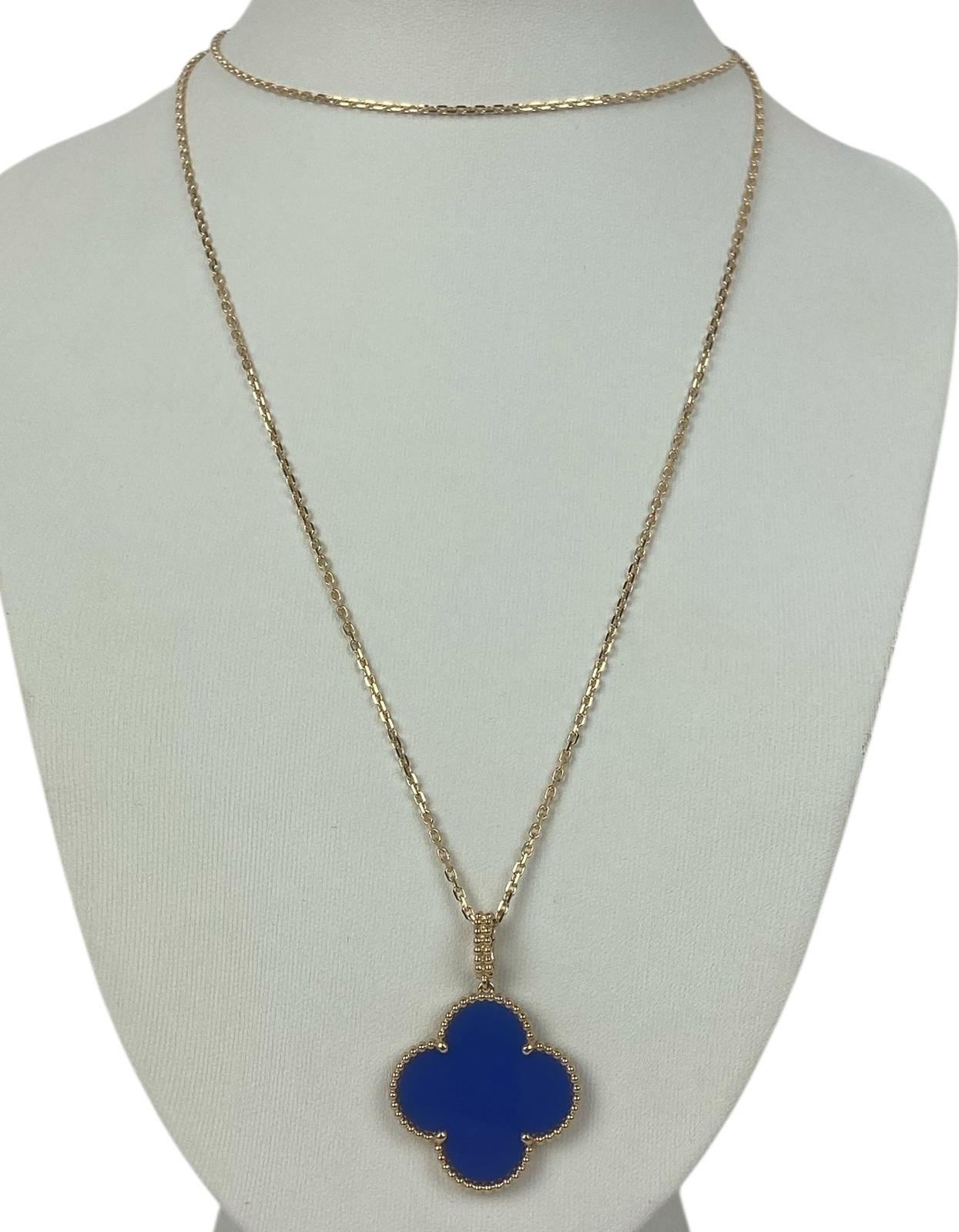 Van Cleef & Arpels 2025 Collier pendentif Alhambra magique en agate bleue Pour femmes en vente