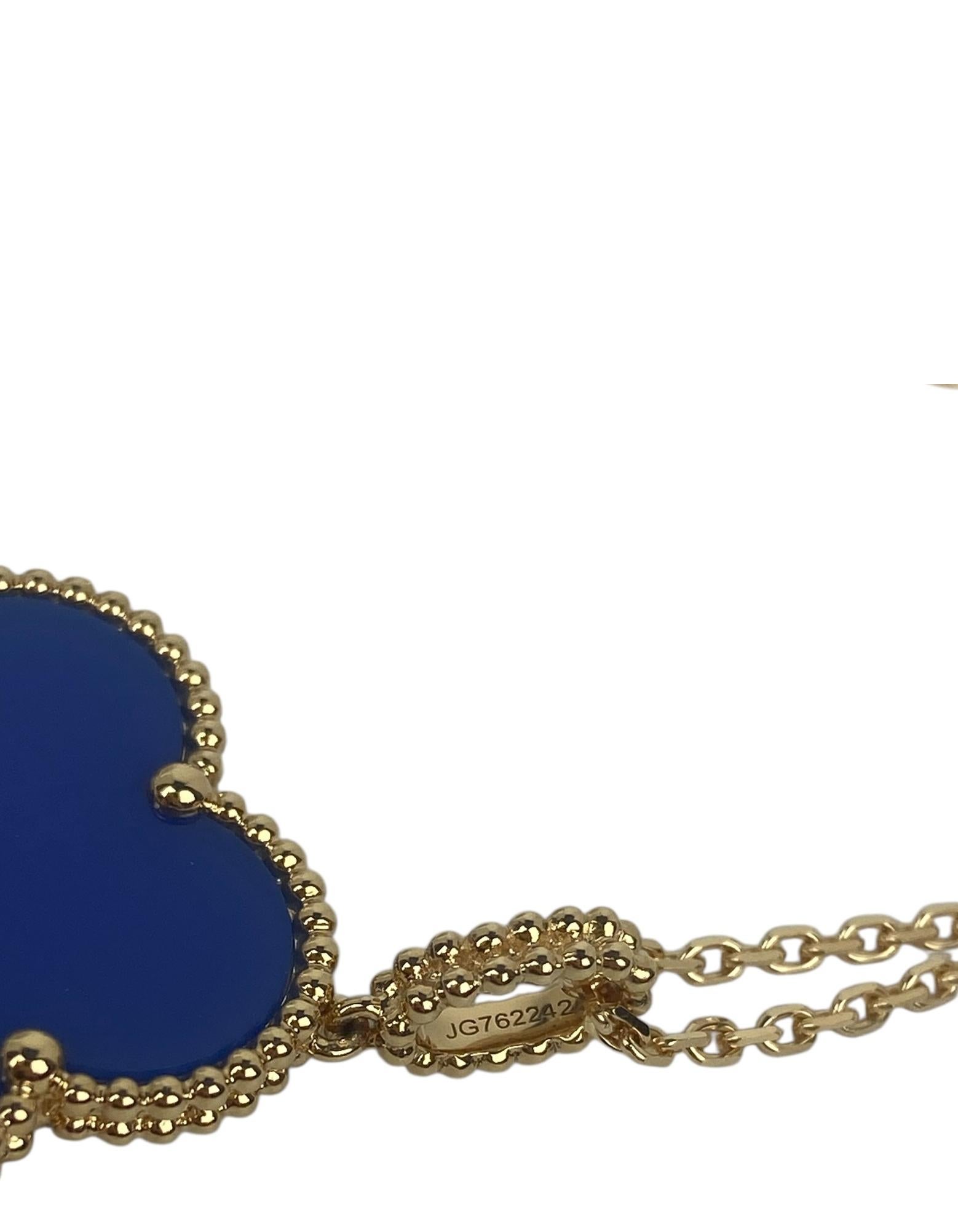 Van Cleef & Arpels 2025 Collier pendentif Alhambra magique en agate bleue en vente 1
