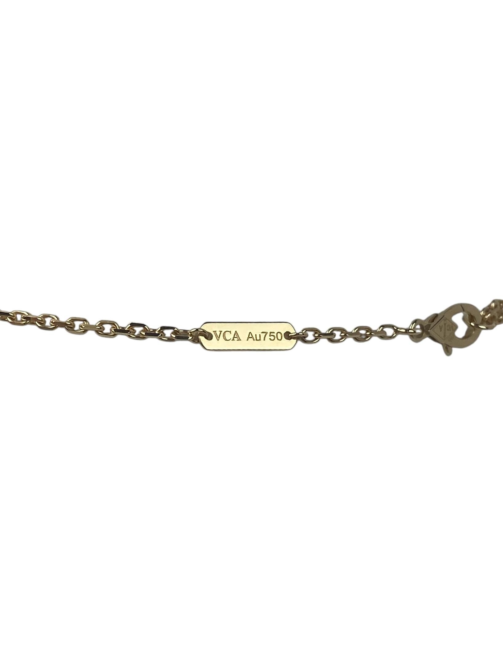 Van Cleef & Arpels 2025 Collier pendentif Alhambra magique en agate bleue en vente 3