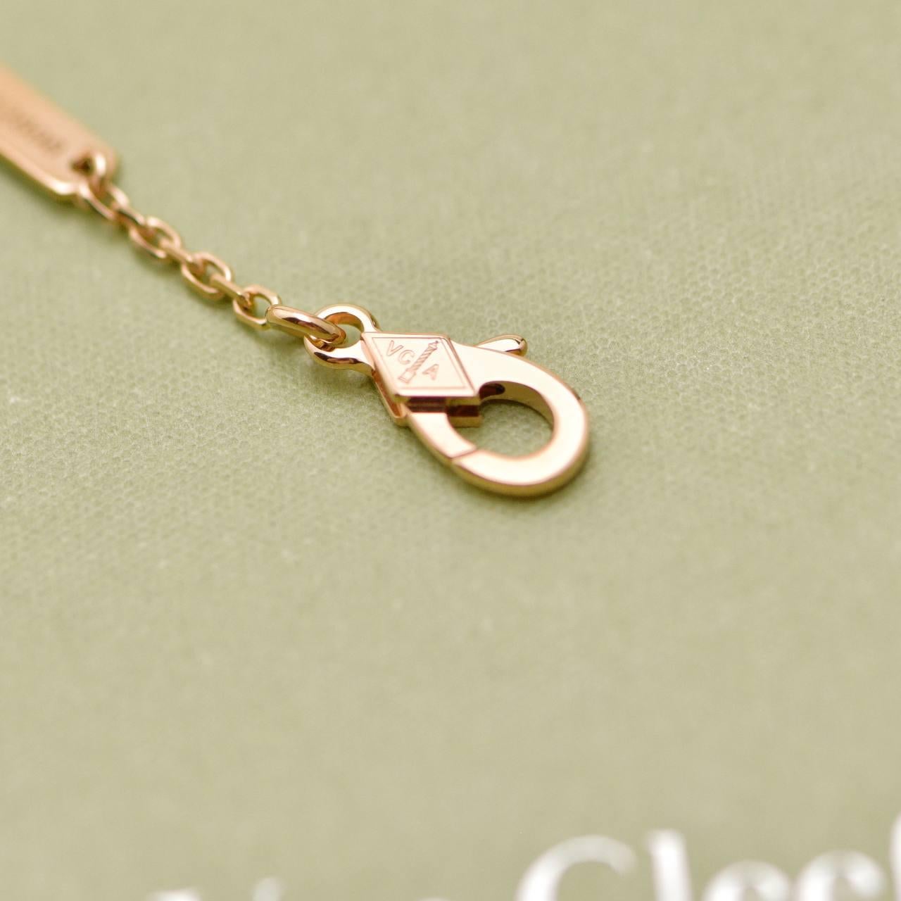 Van Cleef & Arpels 2025 Ciondolo Holiday Rosa Madreperla Oro Rosa 18 carati in vendita 5