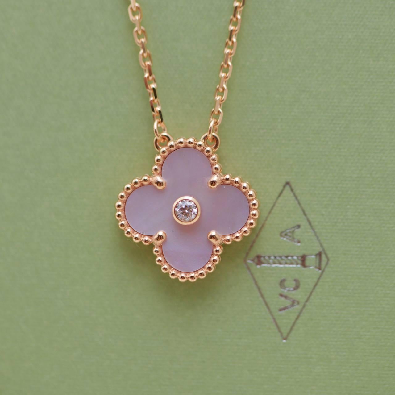 Van Cleef & Arpels 2025 Ciondolo Holiday Rosa Madreperla Oro Rosa 18 carati in vendita 6
