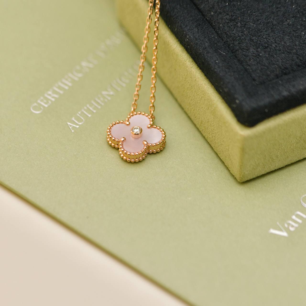 Taglio brillante Van Cleef & Arpels 2025 Ciondolo Holiday Rosa Madreperla Oro Rosa 18 carati in vendita